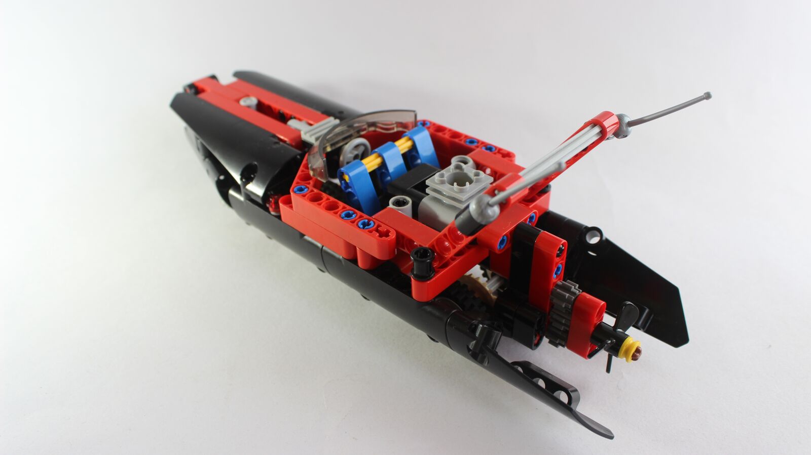 Canon EOS 600D (Rebel EOS T3i / EOS Kiss X5) sample photo. Lego original, power boat photography