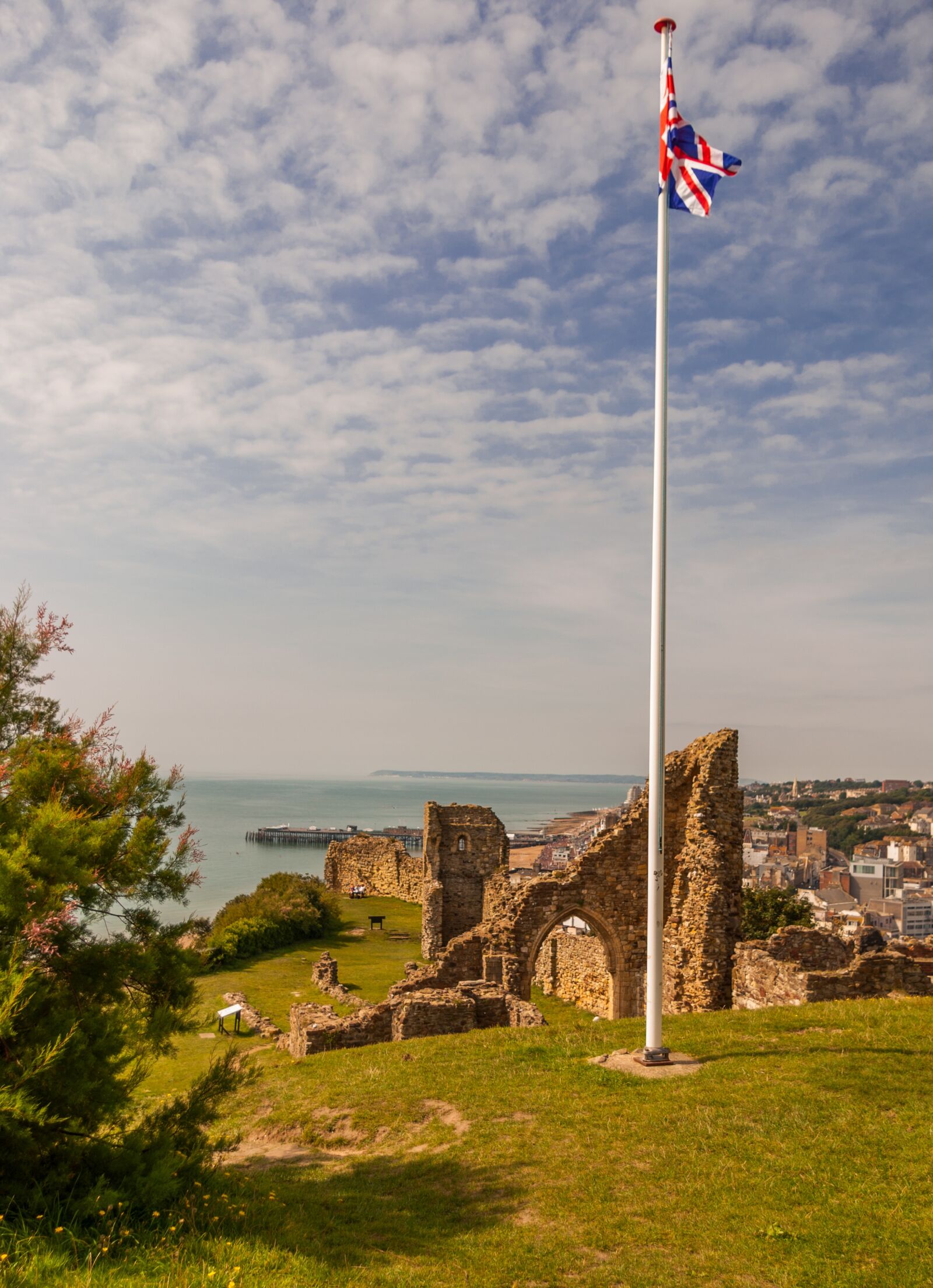 Pentax K200D sample photo. English flag, castle, ruin photography
