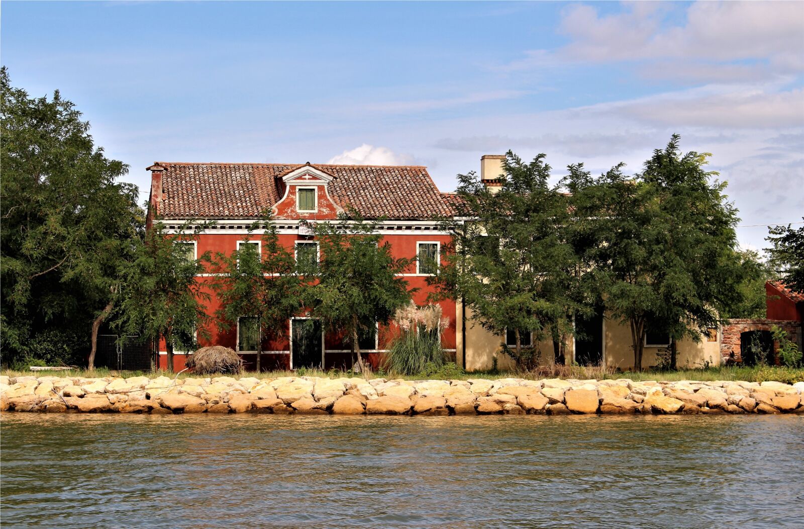 Canon EOS 700D (EOS Rebel T5i / EOS Kiss X7i) sample photo. Buildings, lagoon, water photography