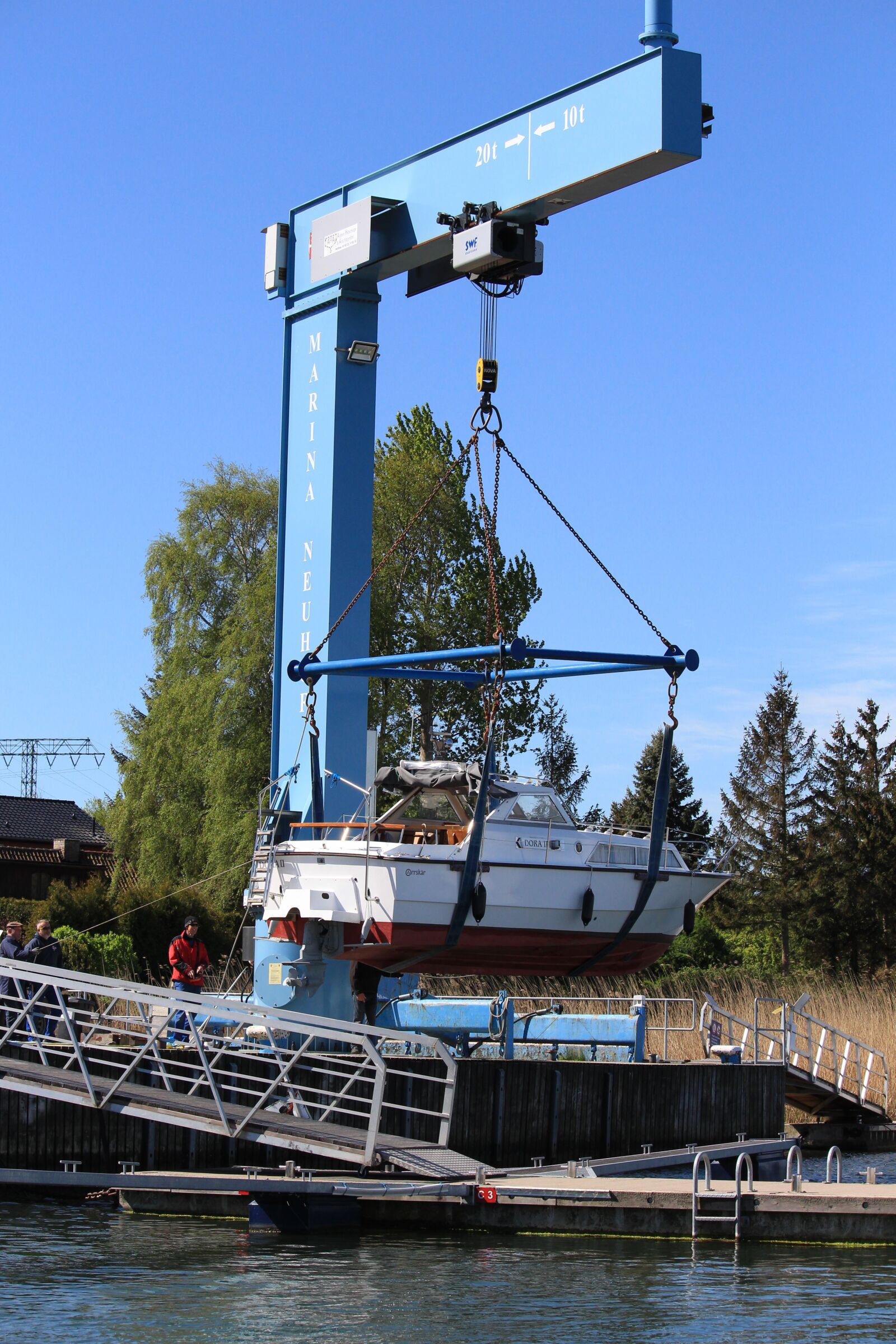 Canon EOS 700D (EOS Rebel T5i / EOS Kiss X7i) sample photo. Boat crane, cranes, port photography