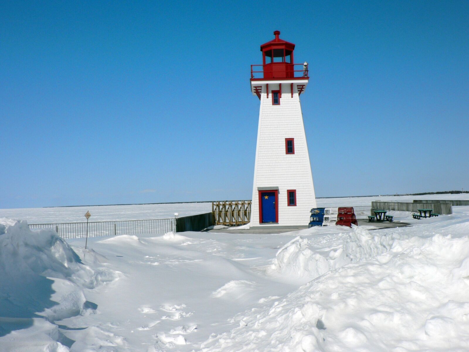 Panasonic DMC-FZ5 sample photo. Lighthouse, snow, canada photography