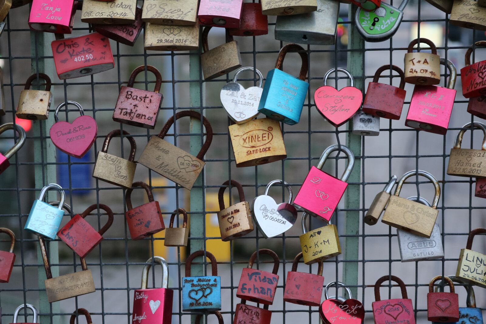 Canon EOS 750D (EOS Rebel T6i / EOS Kiss X8i) sample photo. Love locks, landscape format photography