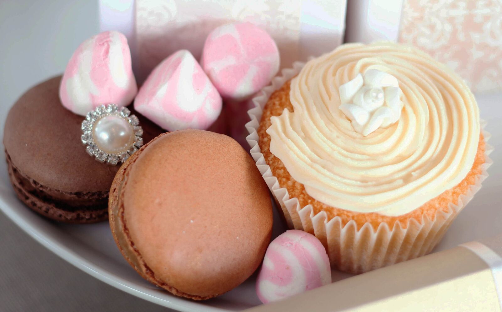 Canon EOS 60D + Canon EF 50mm F1.8 II sample photo. Cupcake, macaroon, marshmallows photography