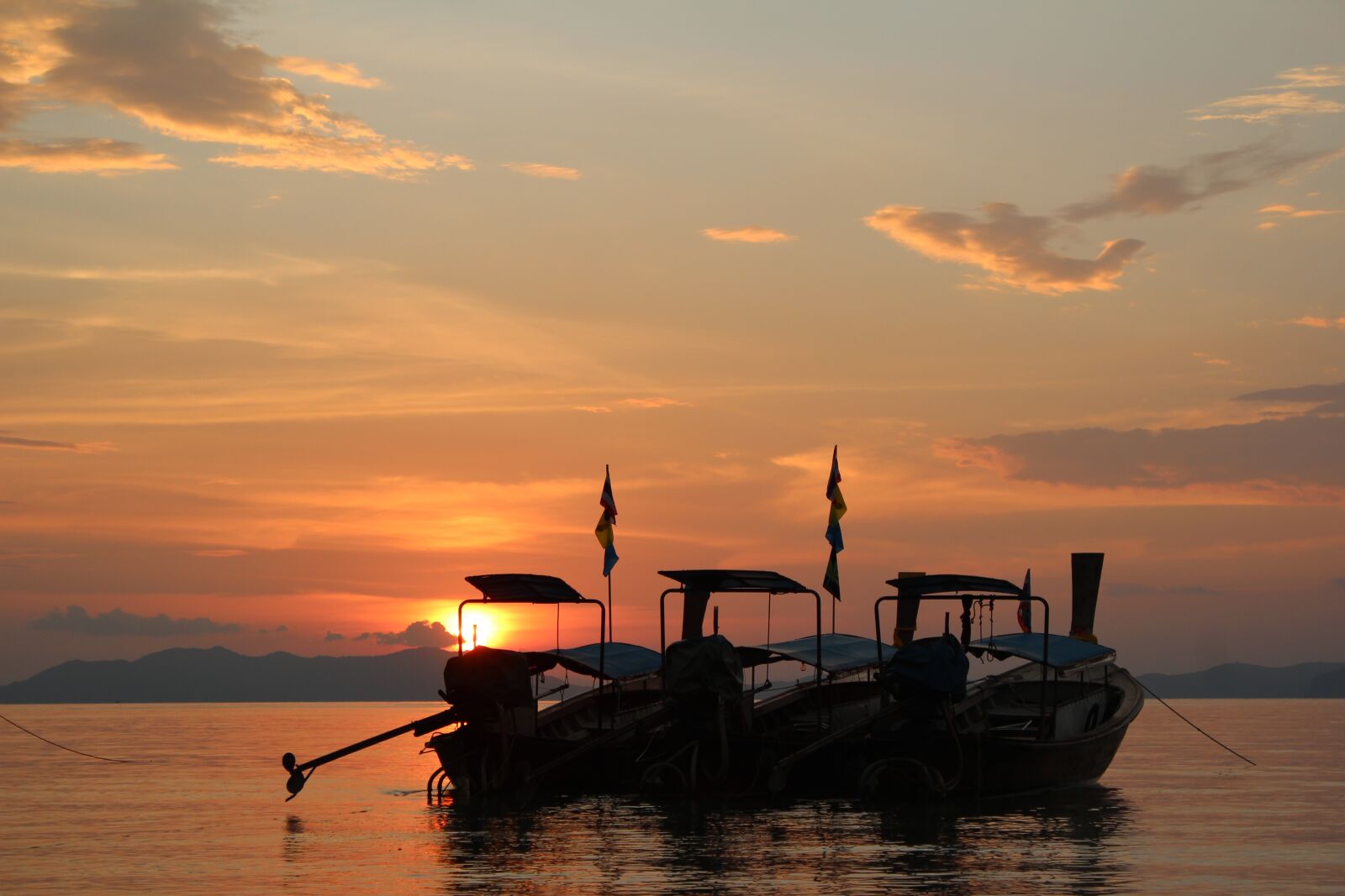 Canon EOS 600D (Rebel EOS T3i / EOS Kiss X5) sample photo. Boats, sunset, lighting photography