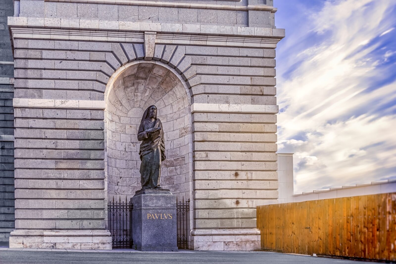 Canon EF 24-70mm F4L IS USM sample photo. Paulus, statue, madrid photography