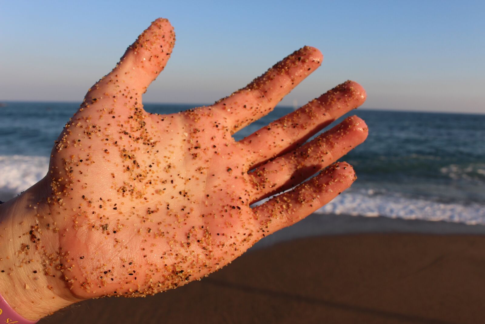 Canon EOS 700D (EOS Rebel T5i / EOS Kiss X7i) sample photo. Coastal, hand, sand photography