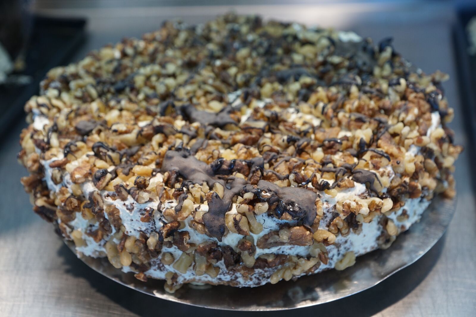 Sony DT 16-50mm F2.8 SSM sample photo. Cake, nut, eat photography