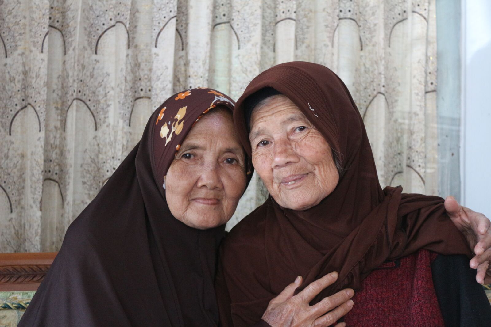 Canon EOS 100D (EOS Rebel SL1 / EOS Kiss X7) sample photo. Grandmother, mother, old photography