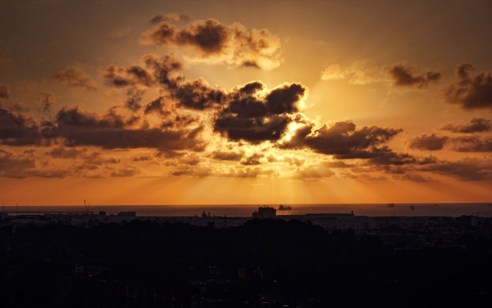 Canon EOS 550D (EOS Rebel T2i / EOS Kiss X4) sample photo. Sky, sun, sunrise photography