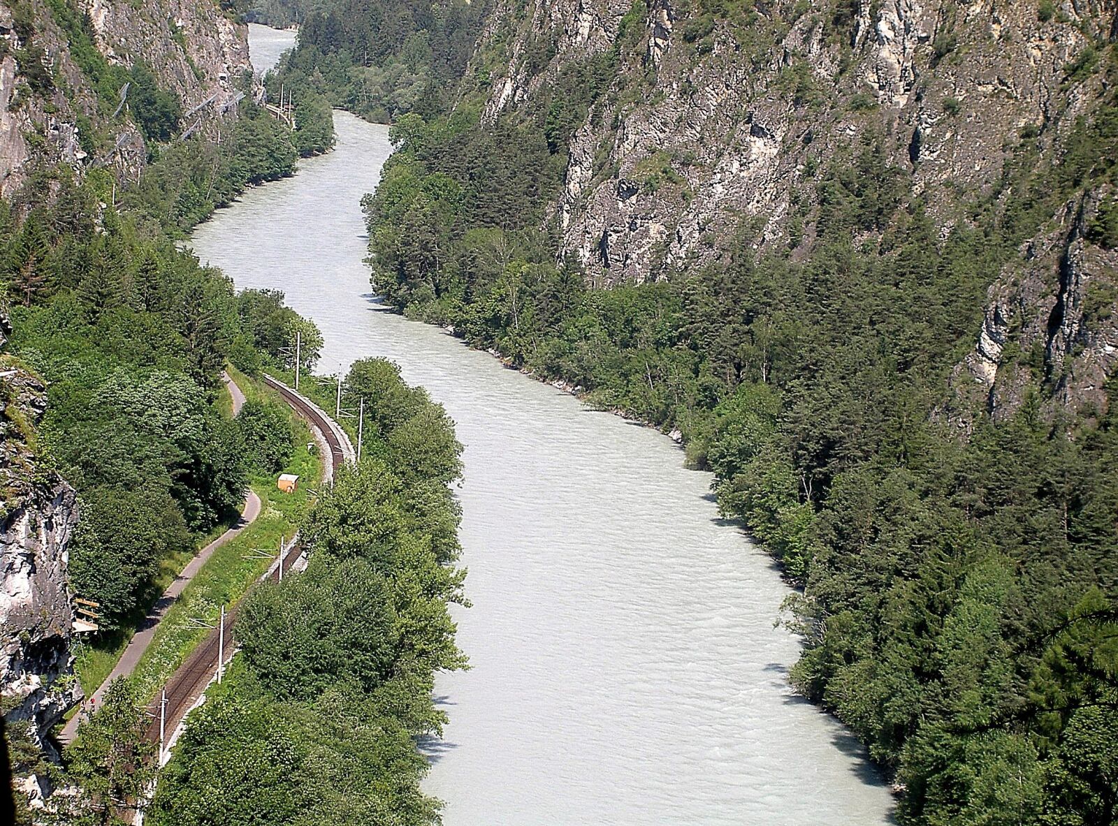 KONICA MINOLTA DIGITAL CAMERA KD-400Z sample photo. River, inntal valley, train photography