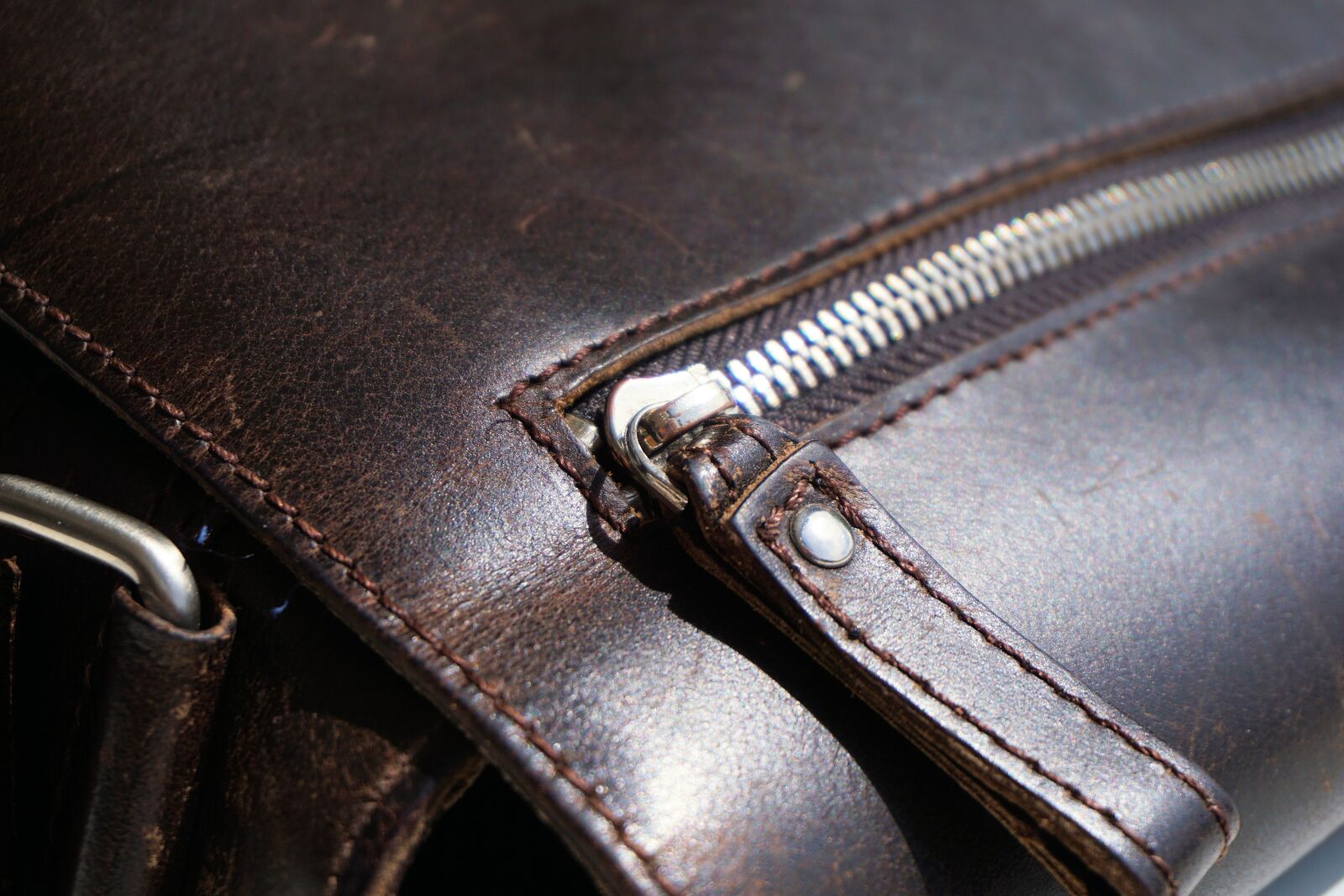 Sony a6000 sample photo. Zip, bag, leather photography