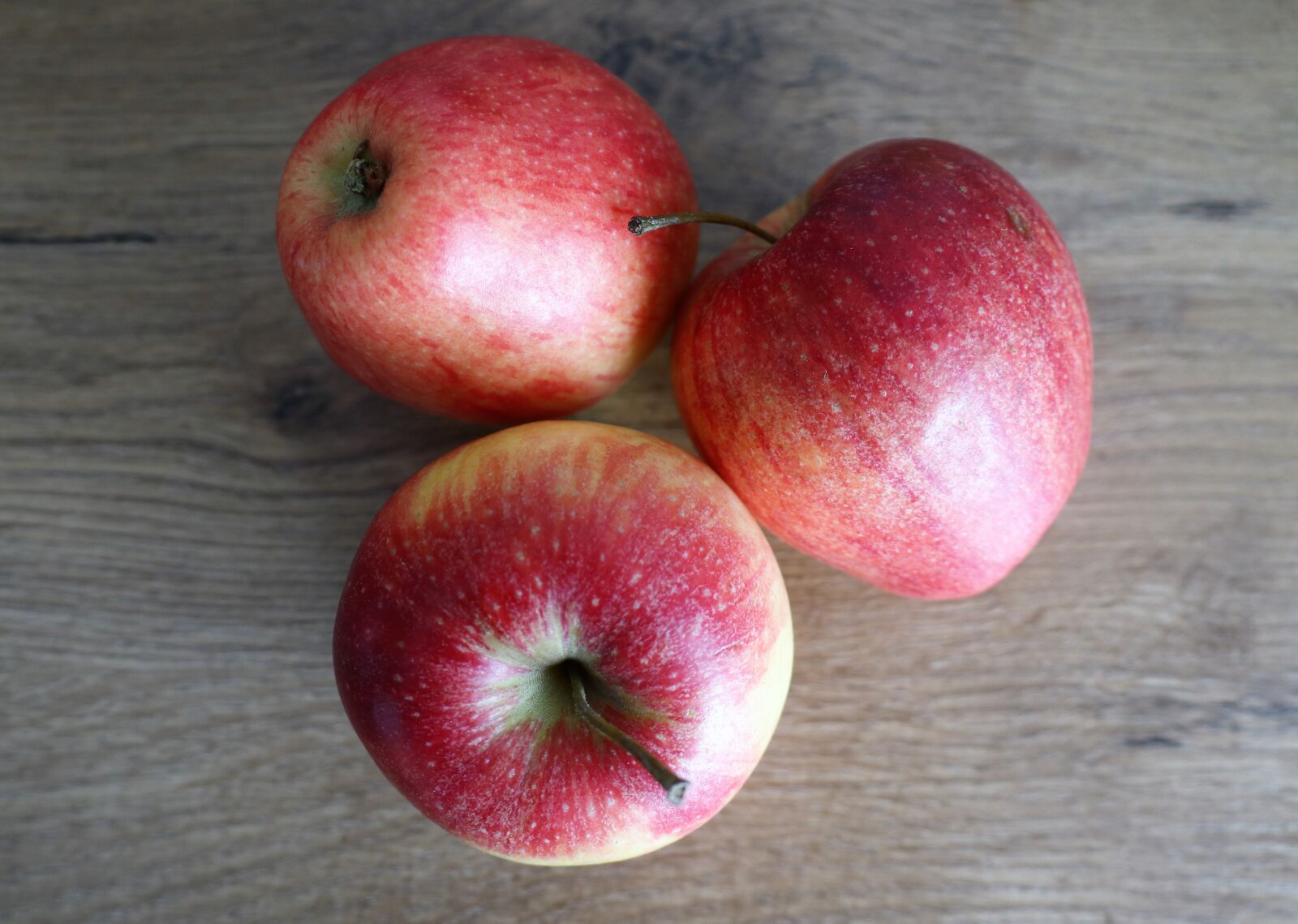 Canon EOS M6 sample photo. Apples, vitamins, resistance photography