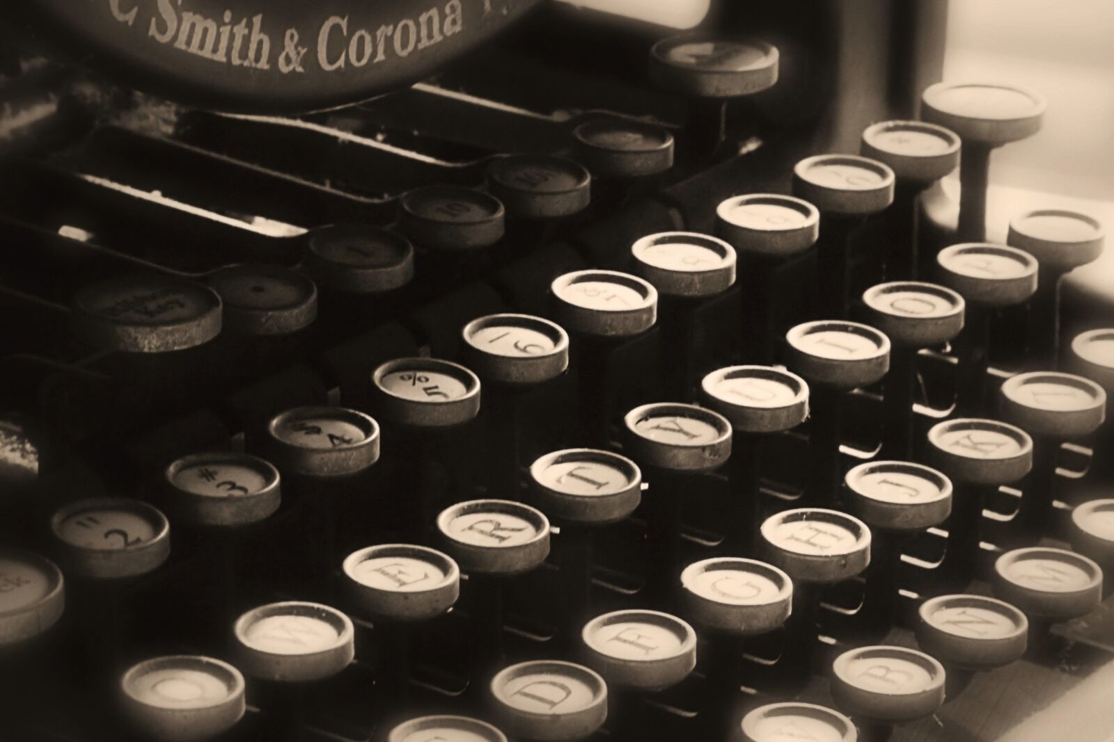 Canon EF-S 18-135mm F3.5-5.6 IS sample photo. Typewriter, vintage, vintage typewriter photography