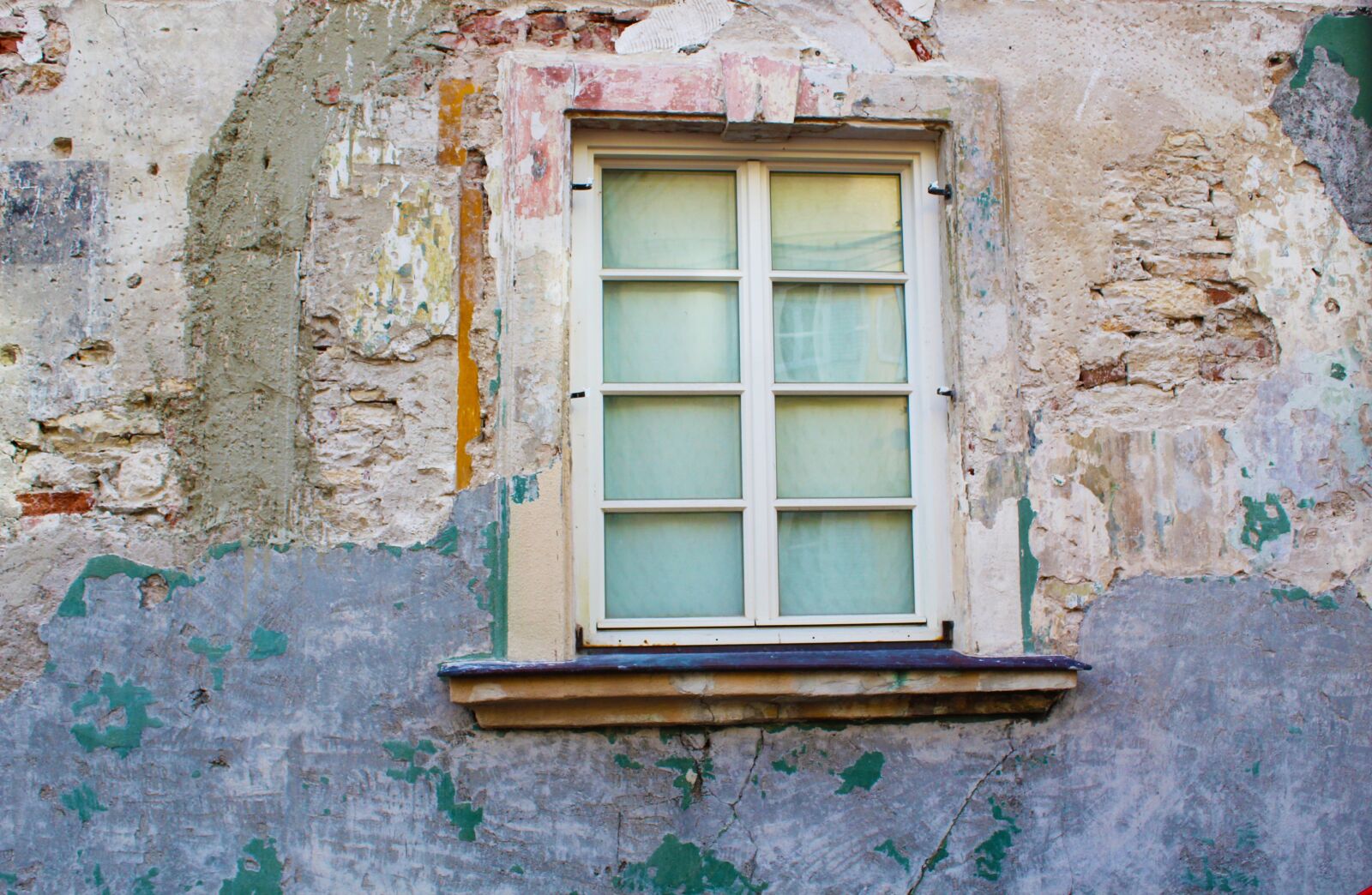 Canon EOS 1300D (EOS Rebel T6 / EOS Kiss X80) sample photo. Window, construction work, wall photography