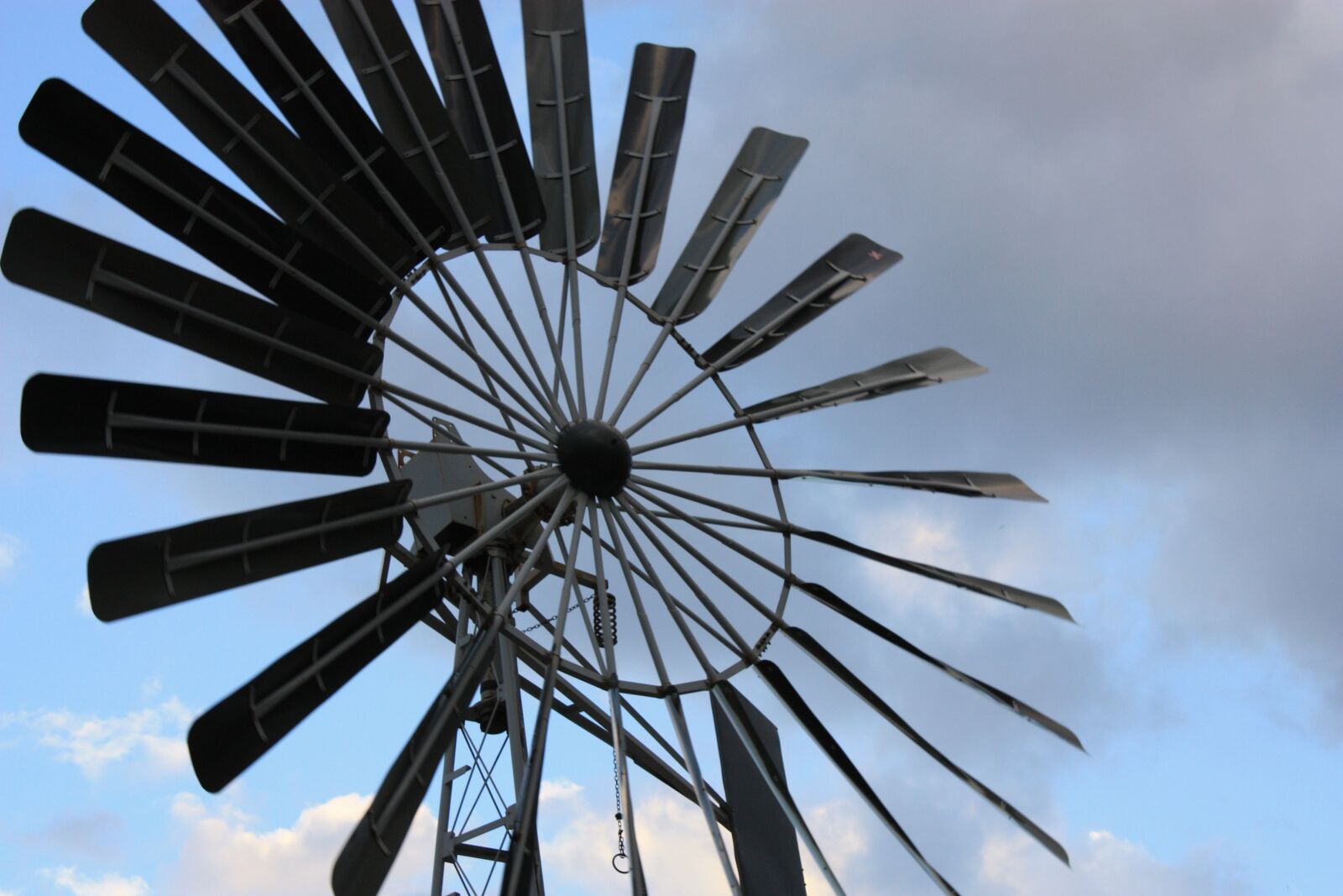 Canon EOS 450D (EOS Rebel XSi / EOS Kiss X2) sample photo. Windmill, outdoor, sky photography