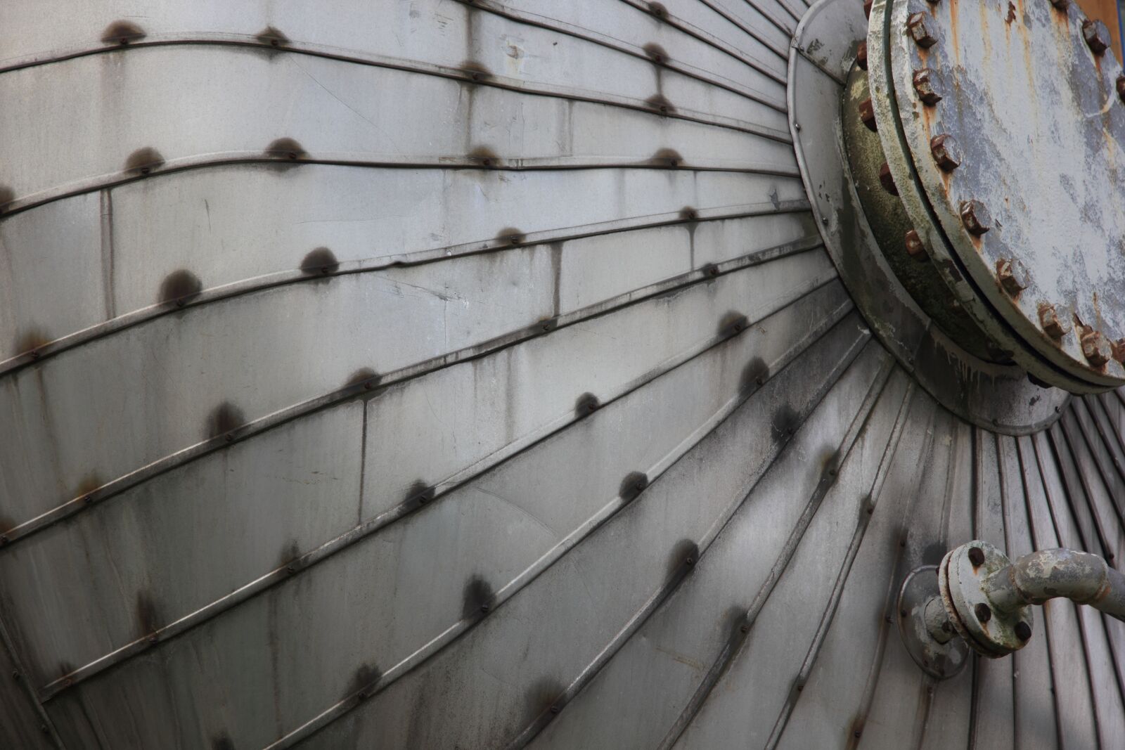 Canon EOS 550D (EOS Rebel T2i / EOS Kiss X4) sample photo. Italy, industry, tank photography