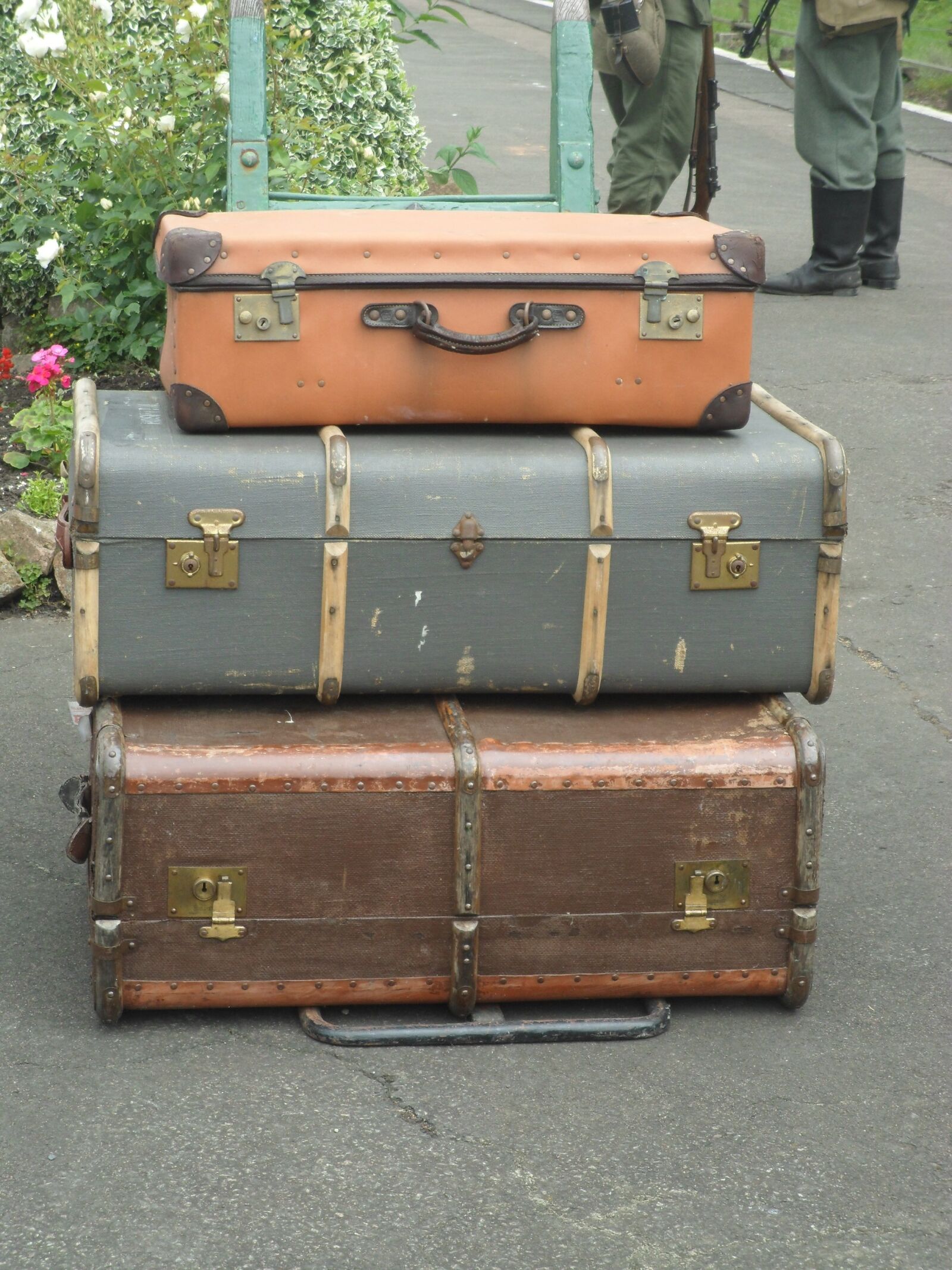 Samsung ST90,ST91 / VLUU ST90,ST91 sample photo. Luggage, war, vintage photography