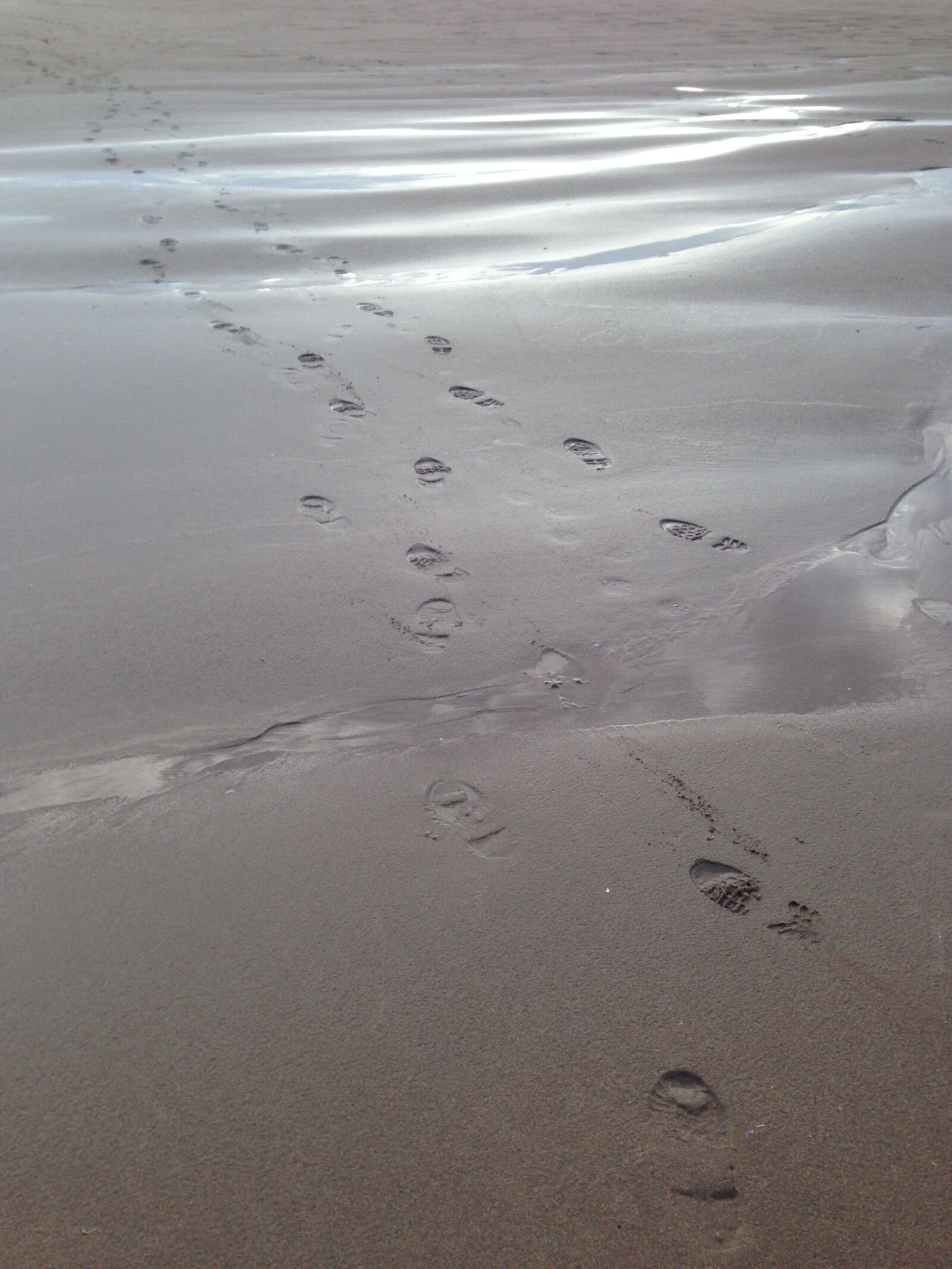 iPhone 5 back camera 4.12mm f/2.4 sample photo. Footprints, sand, beach photography