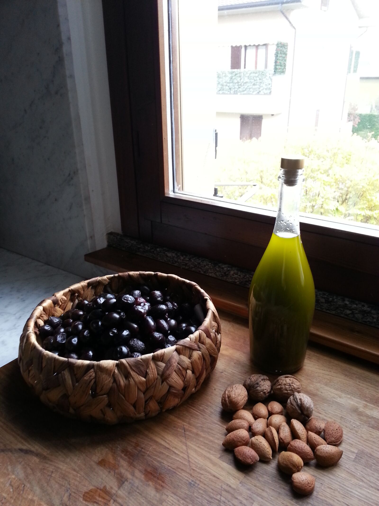 Samsung Galaxy Note2 sample photo. Evo oil, olives, walnuts photography