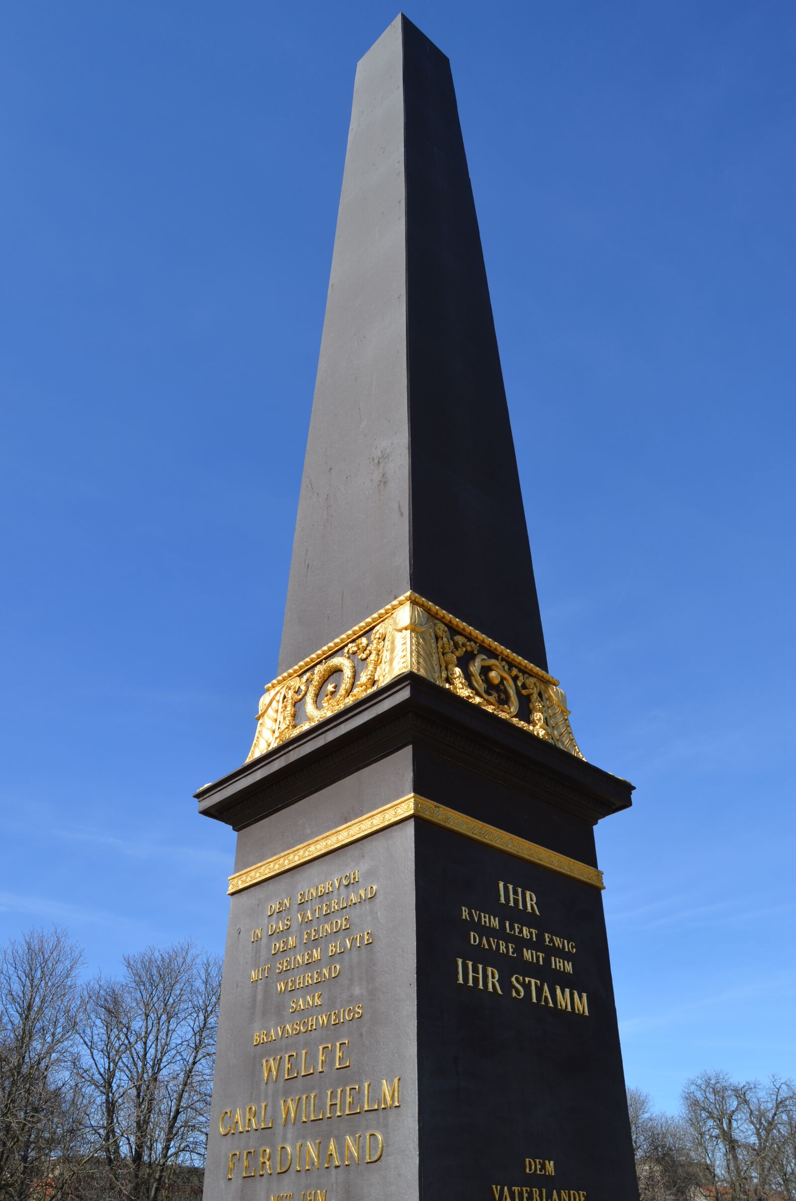 Nikon D5100 sample photo. Obelisk, lion wall, monument photography
