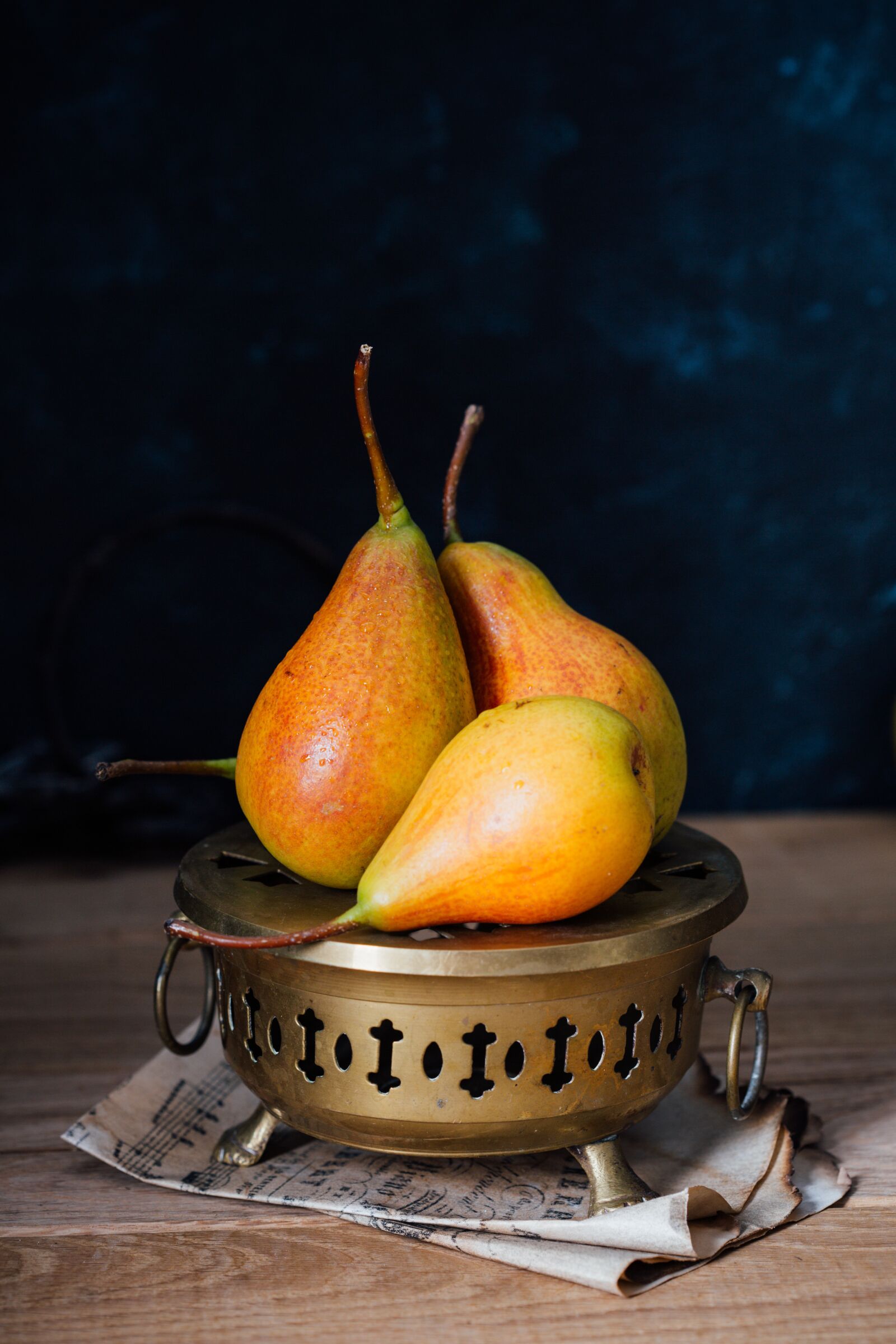 Canon EF 100mm F2.8 Macro USM sample photo. Yellow, fruit, table photography