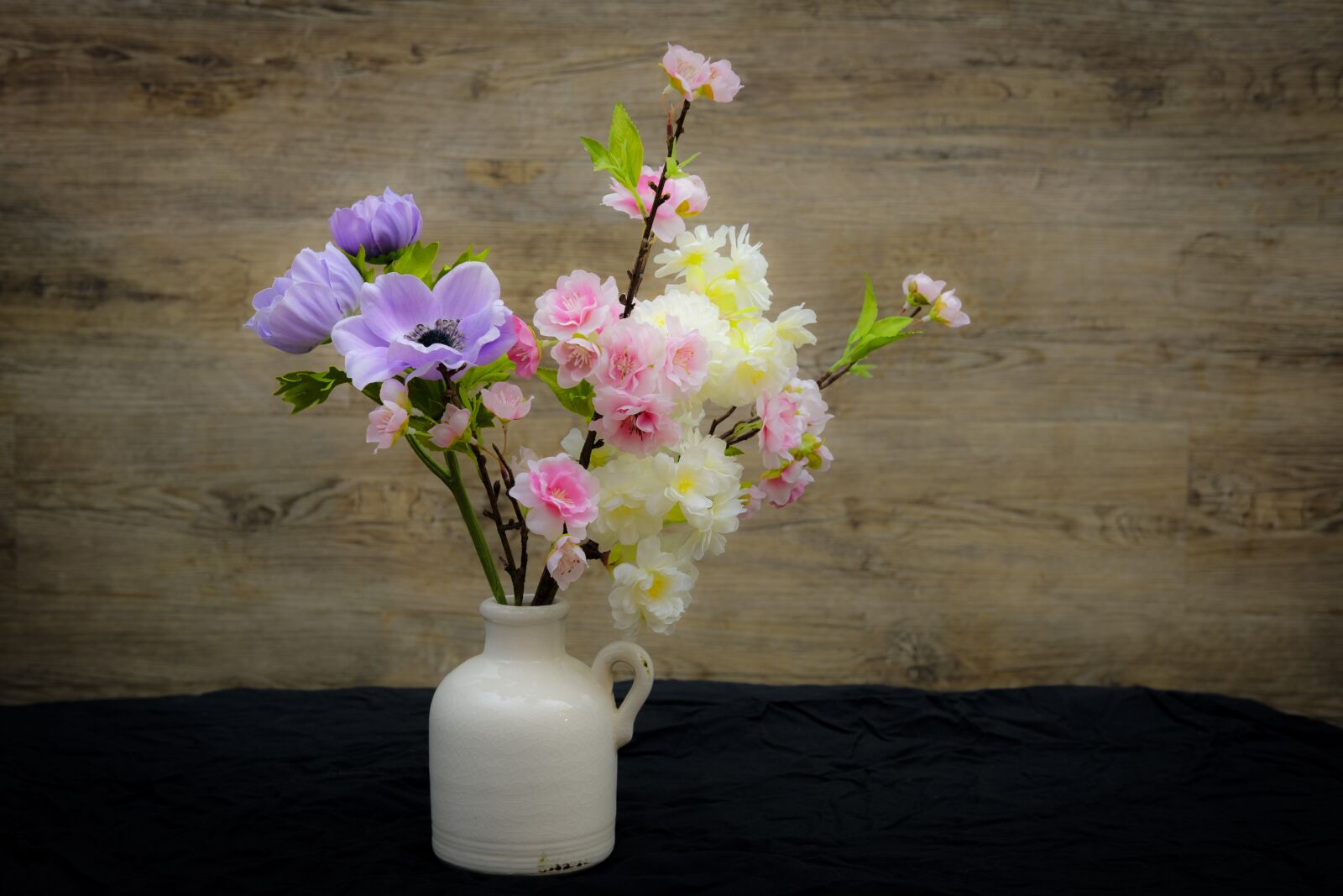 Fujifilm X-T2 + Fujifilm XF 35mm F2 R WR sample photo. Flowers, flower vase, krug photography