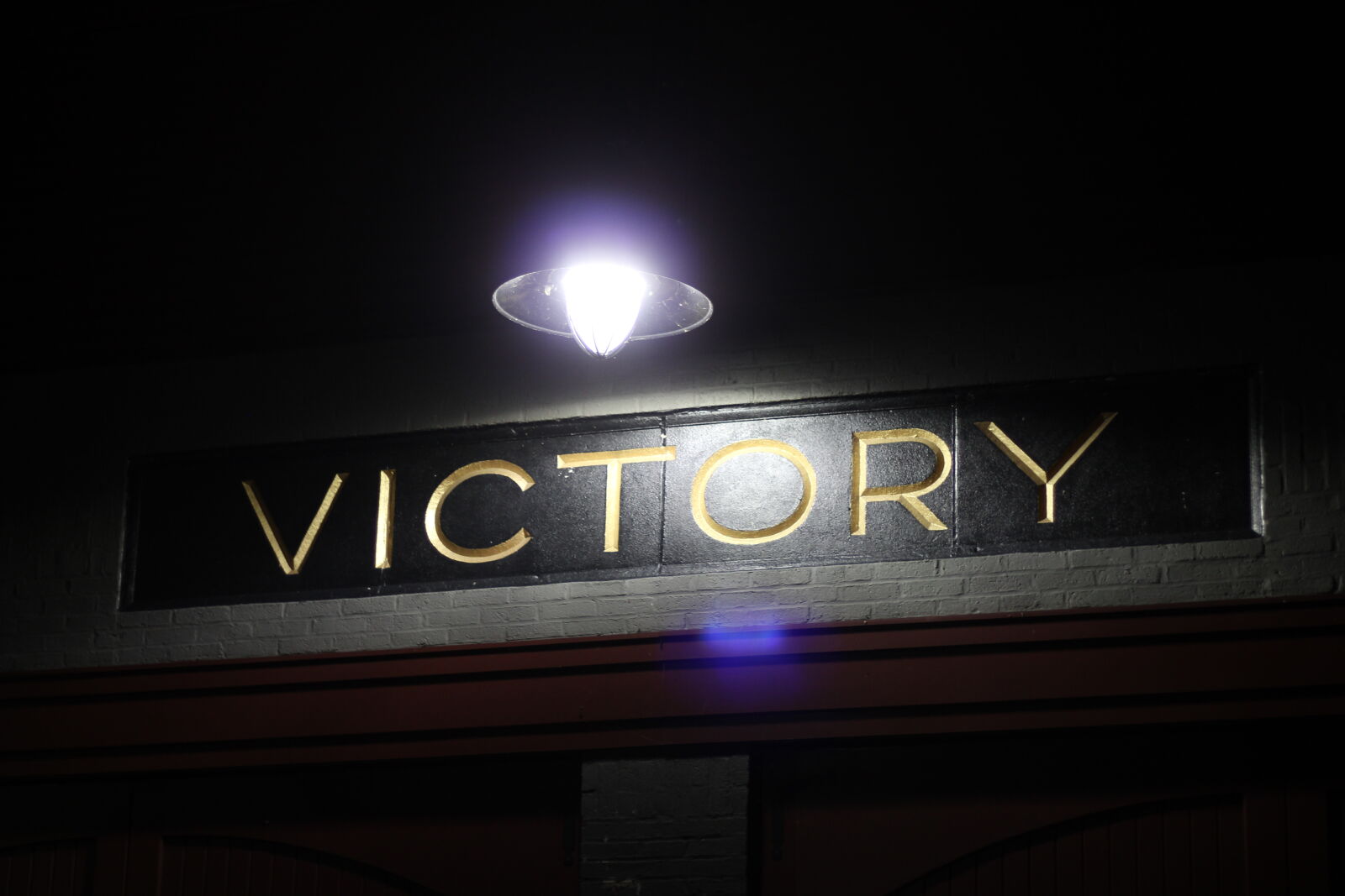 Canon EOS 600D (Rebel EOS T3i / EOS Kiss X5) sample photo. Glare, light, sign, victory photography
