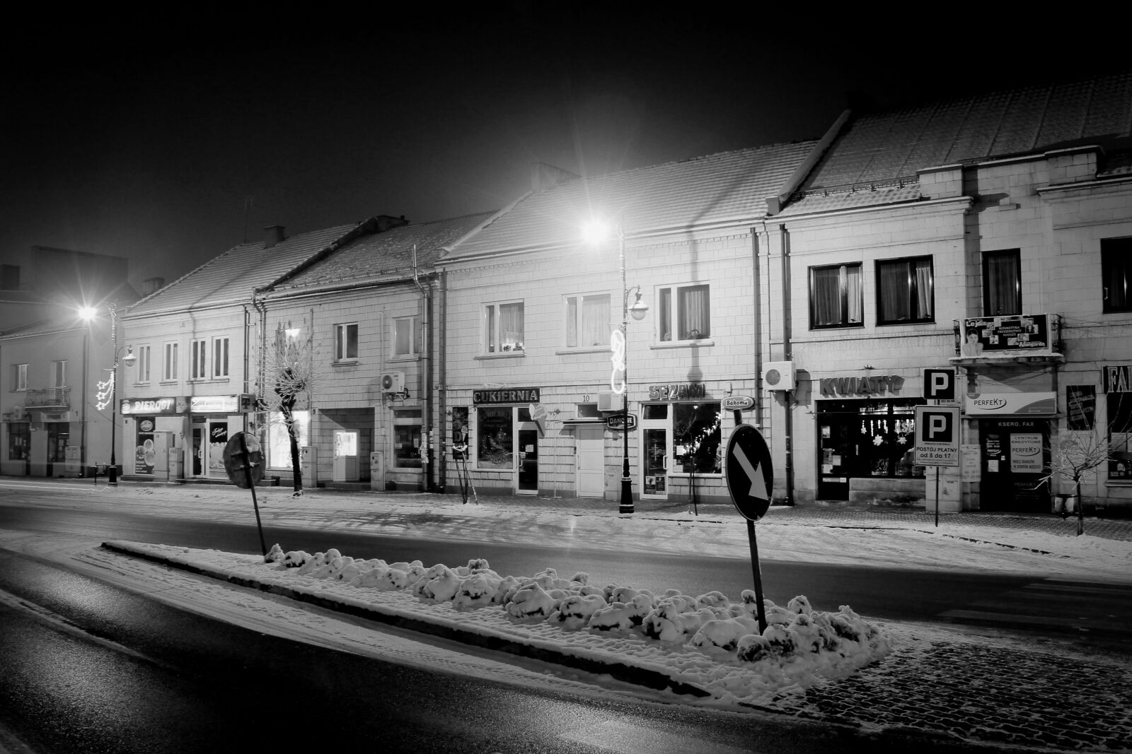 Canon EOS 1100D (EOS Rebel T3 / EOS Kiss X50) sample photo. Night, the market, winter photography