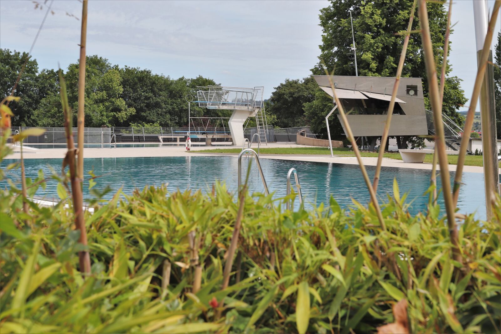 Canon EF 17-40mm F4L USM sample photo. Outdoor pool, swim, swimming photography