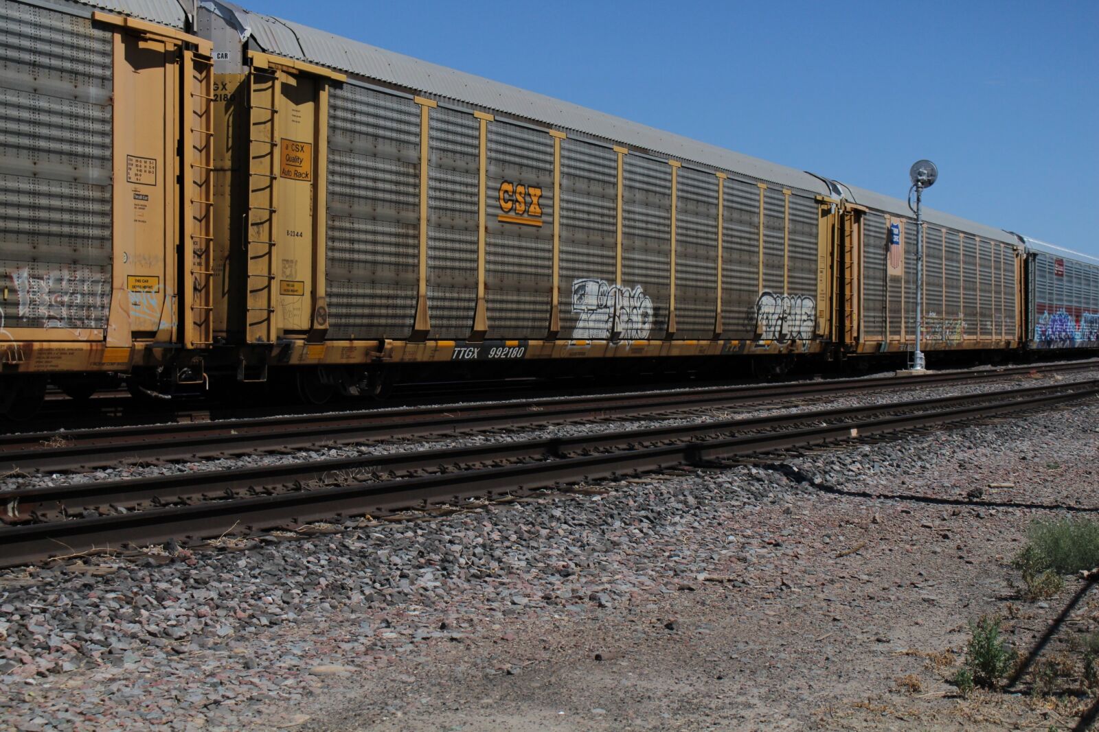 Canon EOS 700D (EOS Rebel T5i / EOS Kiss X7i) sample photo. Train, graffiti, urban photography