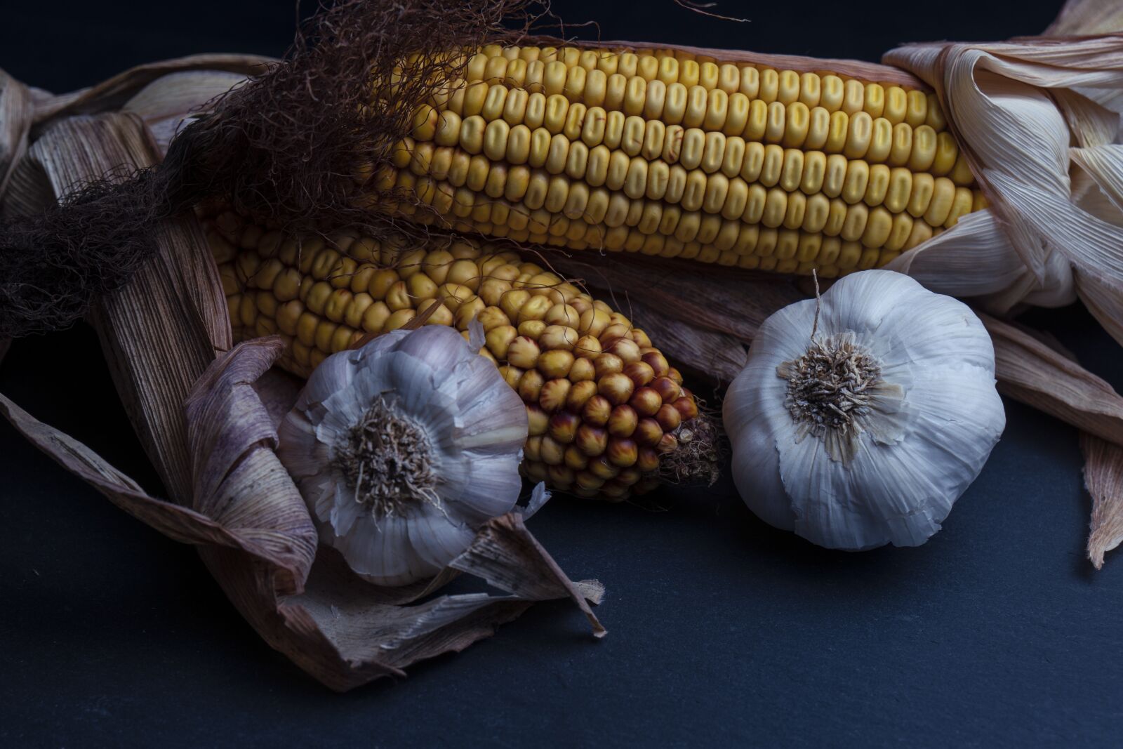 Sony a6300 + Sony Vario-Tessar T* E 16-70mm F4 ZA OSS sample photo. Corn, garlic, onion photography