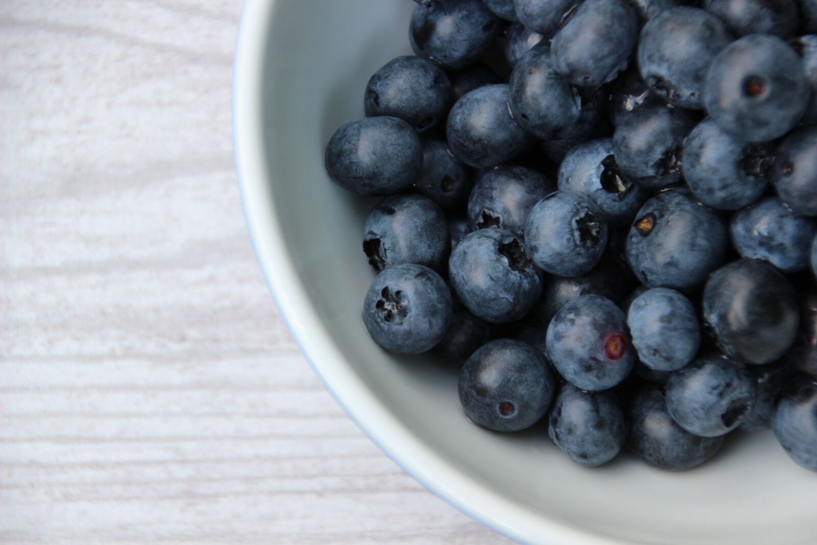 Canon EOS 600D (Rebel EOS T3i / EOS Kiss X5) sample photo. Blueberries, fruit, vitamins photography