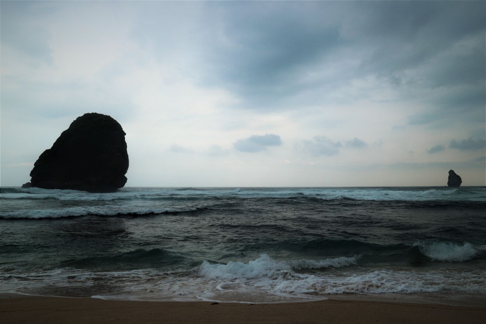 Canon EOS M10 sample photo. Stone, beach, stones photography