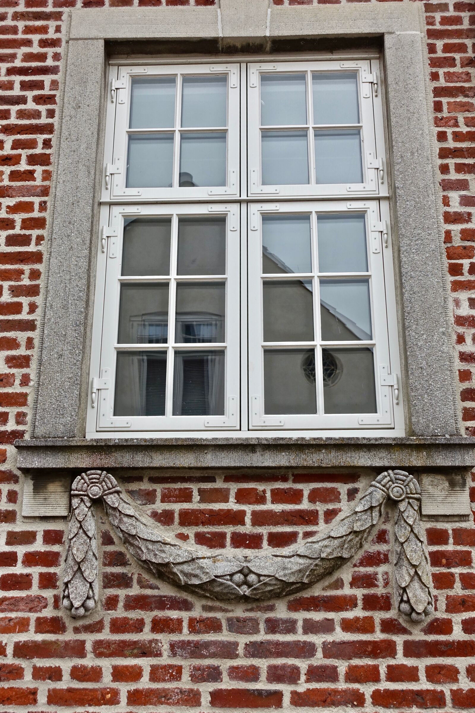Sony Cyber-shot DSC-RX100 III sample photo. Window, decoration, cement photography