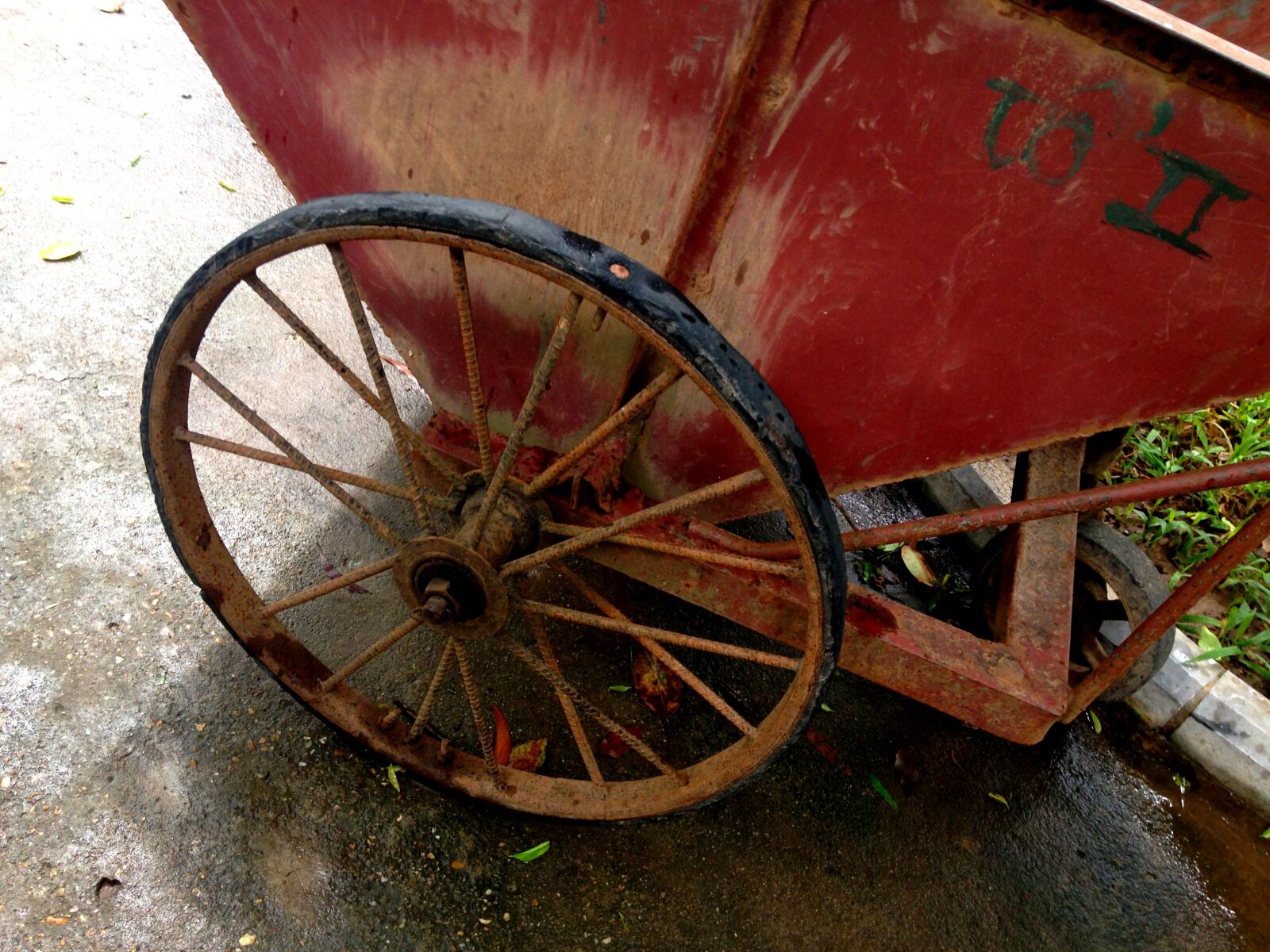 iPhone 5c back camera 4.12mm f/2.4 sample photo. Cart, old, red, rustic photography