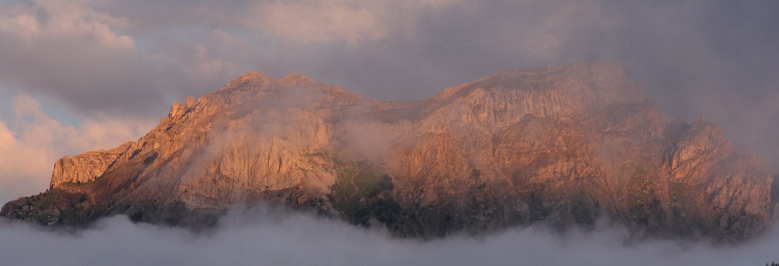 Canon EOS 450D (EOS Rebel XSi / EOS Kiss X2) sample photo. Barcelonette, sunset, 3 nozzles photography
