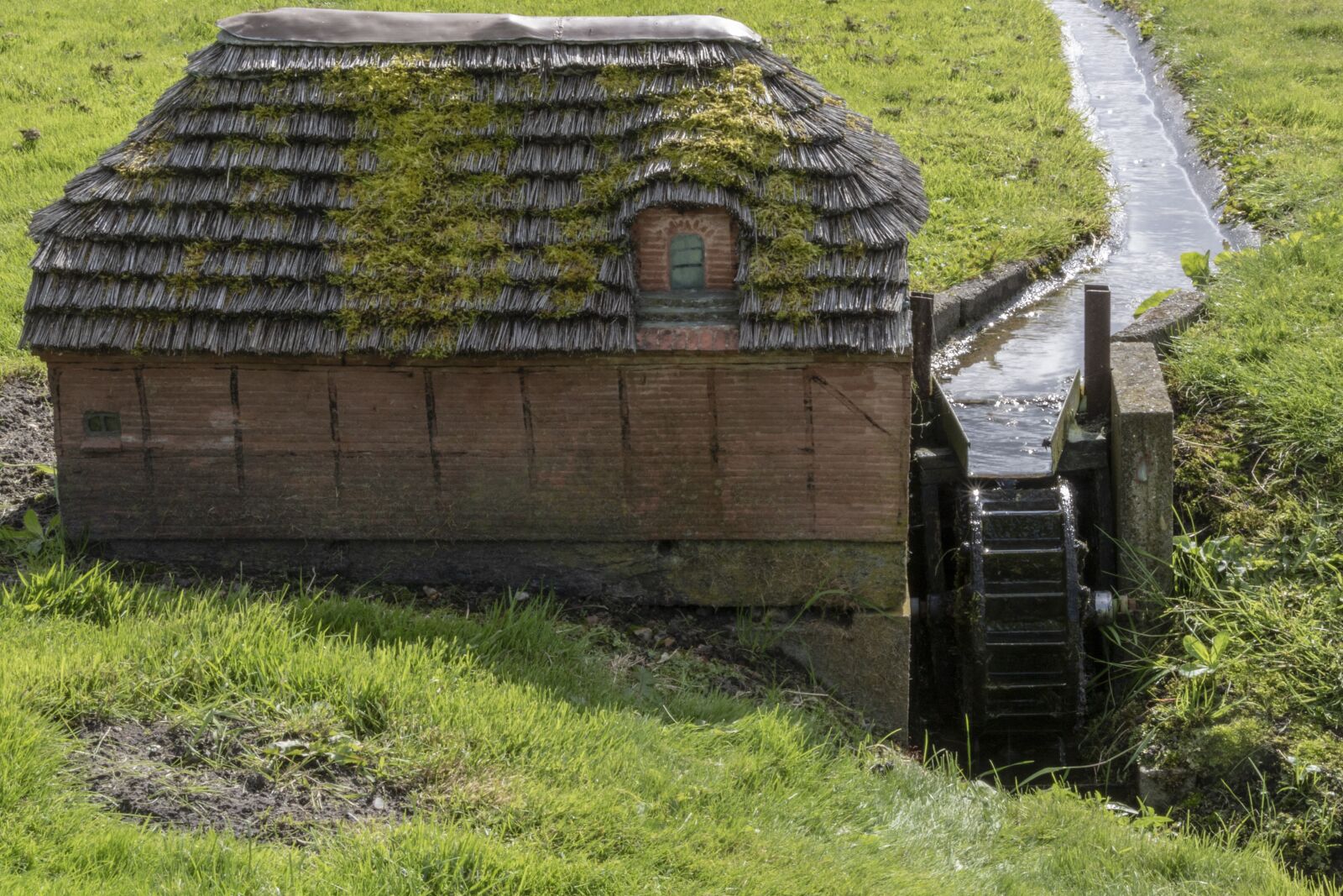 Canon EOS 750D (EOS Rebel T6i / EOS Kiss X8i) + Canon TS-E 90mm F2.8 Tilt-Shift sample photo. Water mill, miniature, water photography