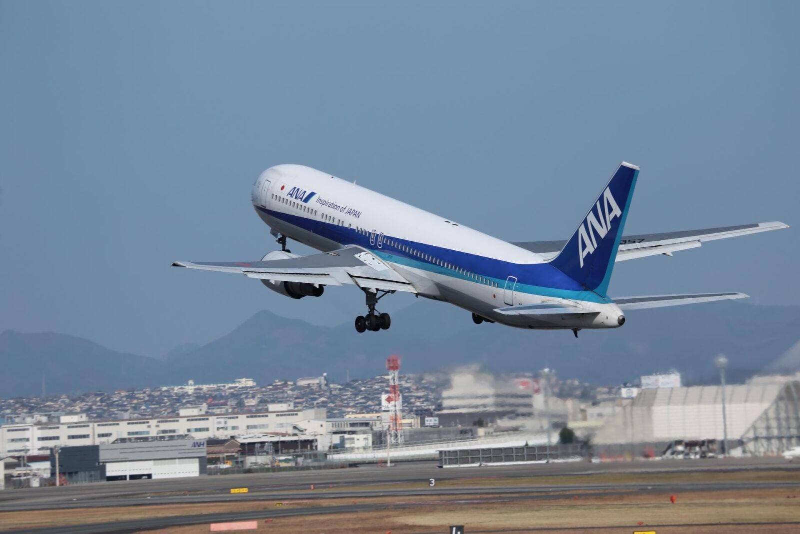 Canon EOS 6D sample photo. Japan, boeing 767, osaka airport photography