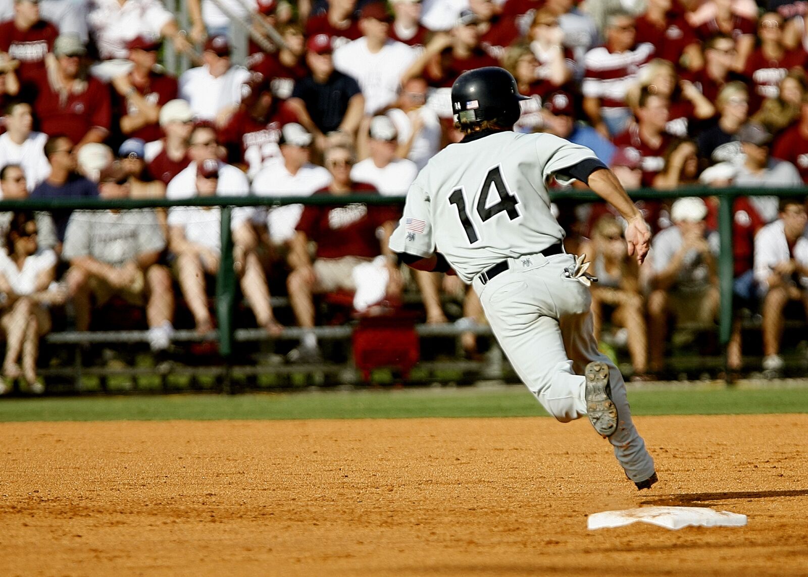 Canon EOS-1D Mark II N sample photo. Baseball, runner, rounding third photography