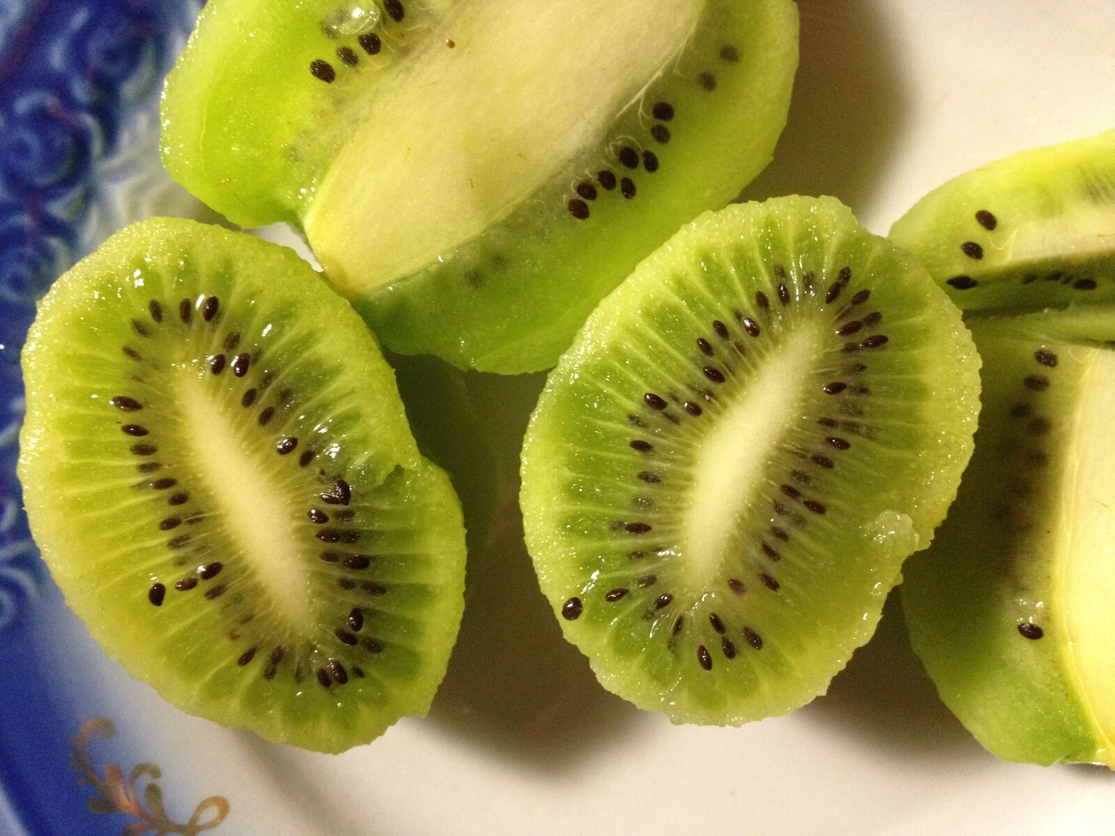 iPhone 4S back camera 4.28mm f/2.4 sample photo. Kiwi, tasty, food photography