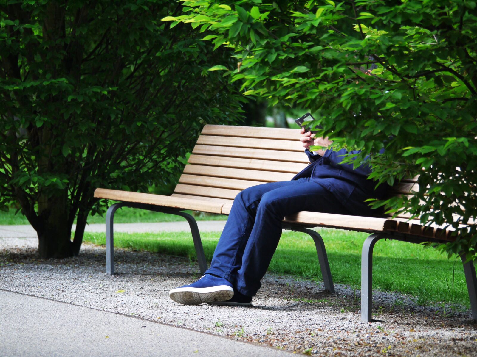 Panasonic Lumix DMC-G1 sample photo. Smartphone, park bench, pokemon photography
