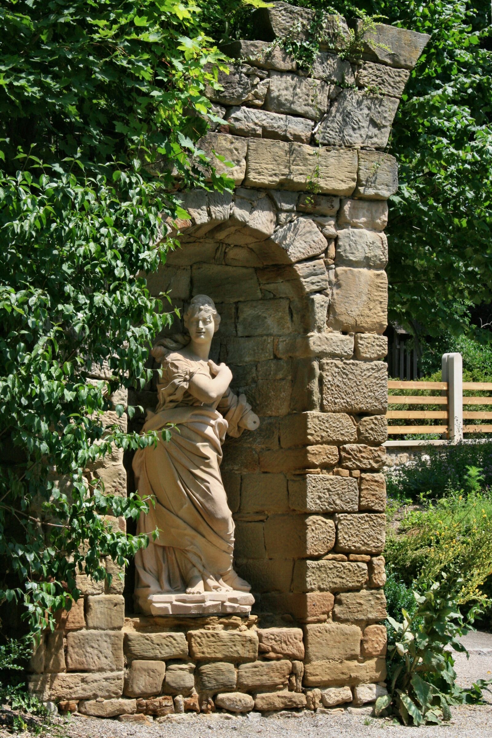 Canon EOS 400D (EOS Digital Rebel XTi / EOS Kiss Digital X) sample photo. Statue, masonry, plant photography