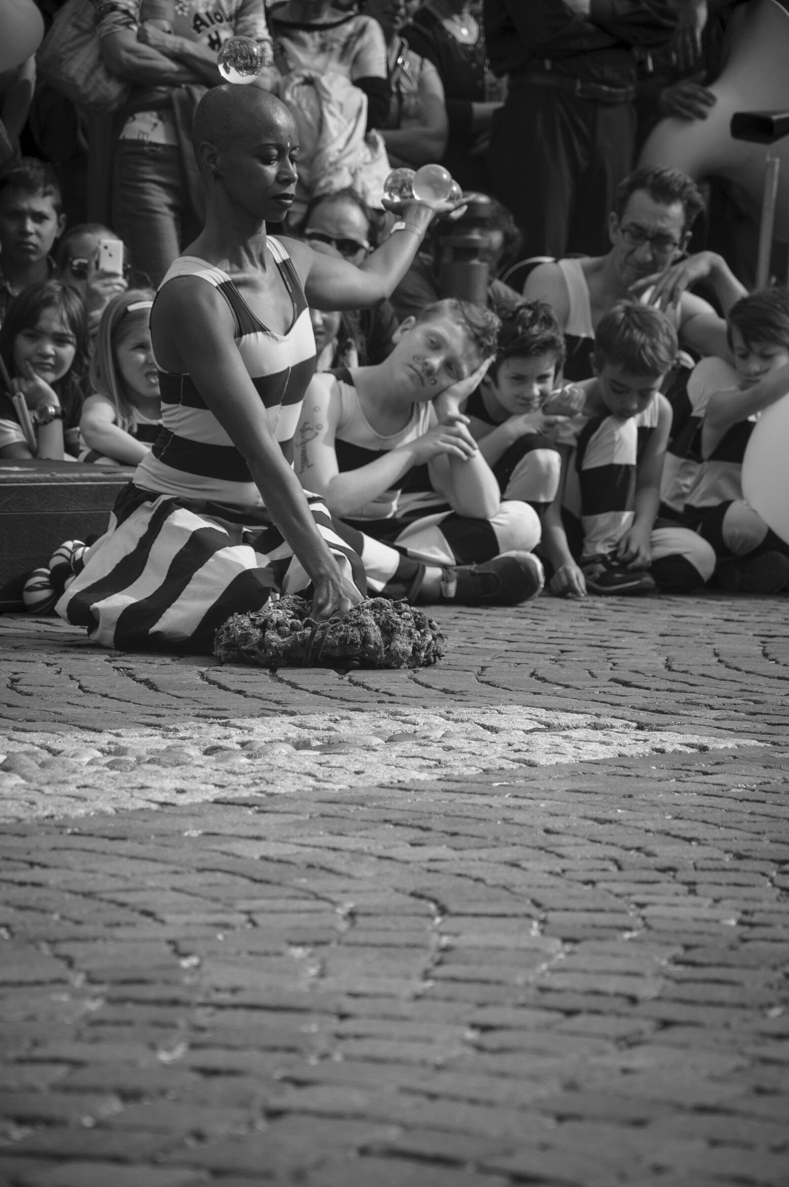 Nikon D90 sample photo. Juggling, artist street, woman photography