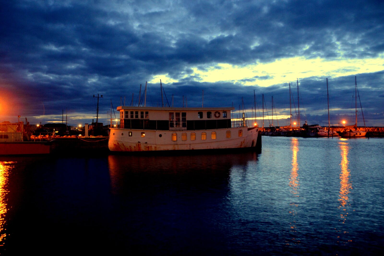 Nikon D600 sample photo. Port, harbour, houseboat photography