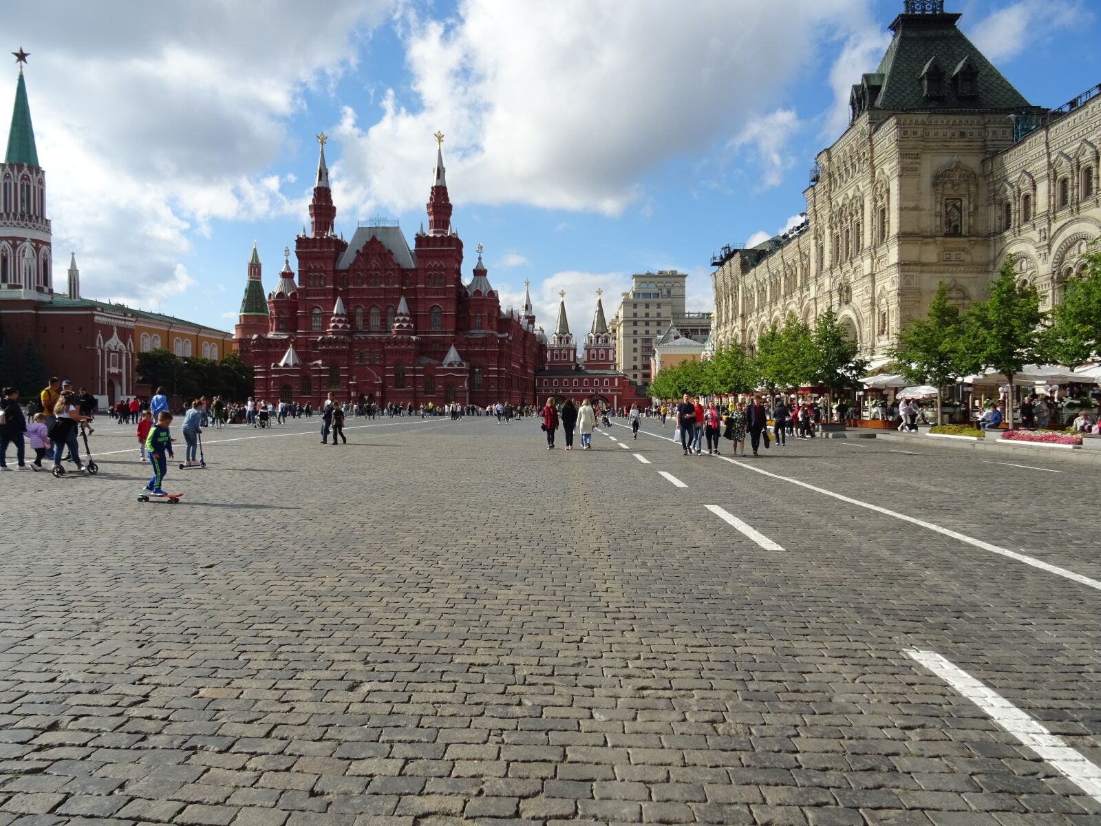 Sony DSC-HX60 sample photo. Paving stone, red square photography