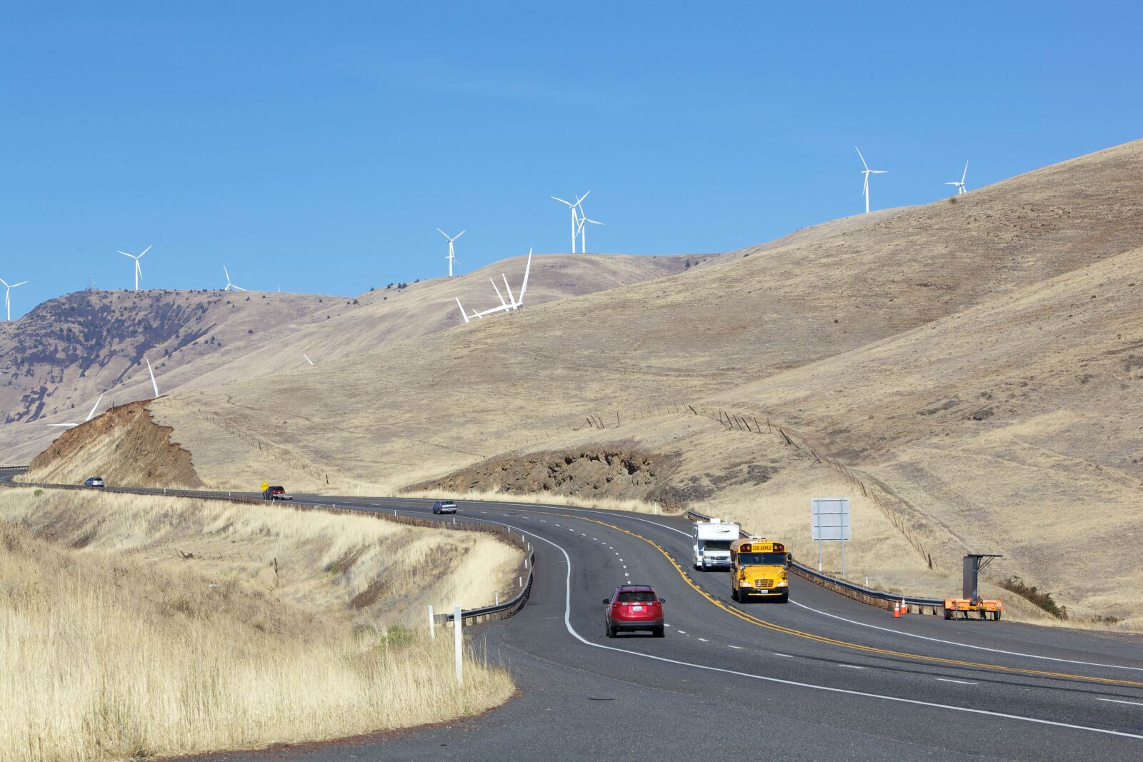 Canon EOS 5D Mark II sample photo. Highway, wind turbines, cars photography