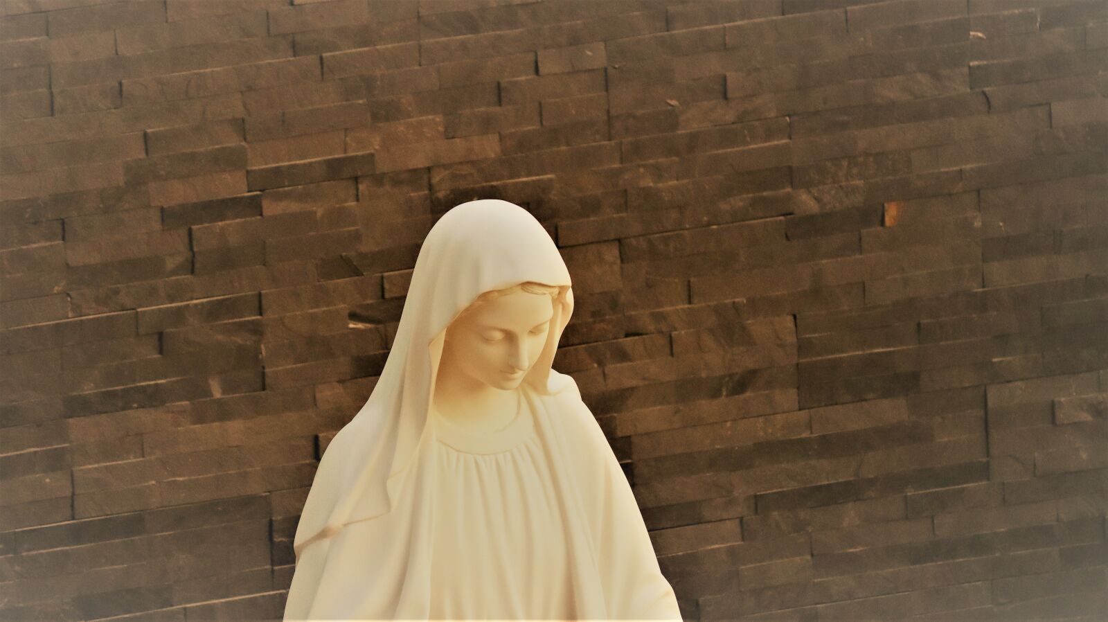 Canon EOS M50 (EOS Kiss M) + Canon EF-S 55-250mm F4-5.6 IS II sample photo. Mother mary, statue, prayer photography
