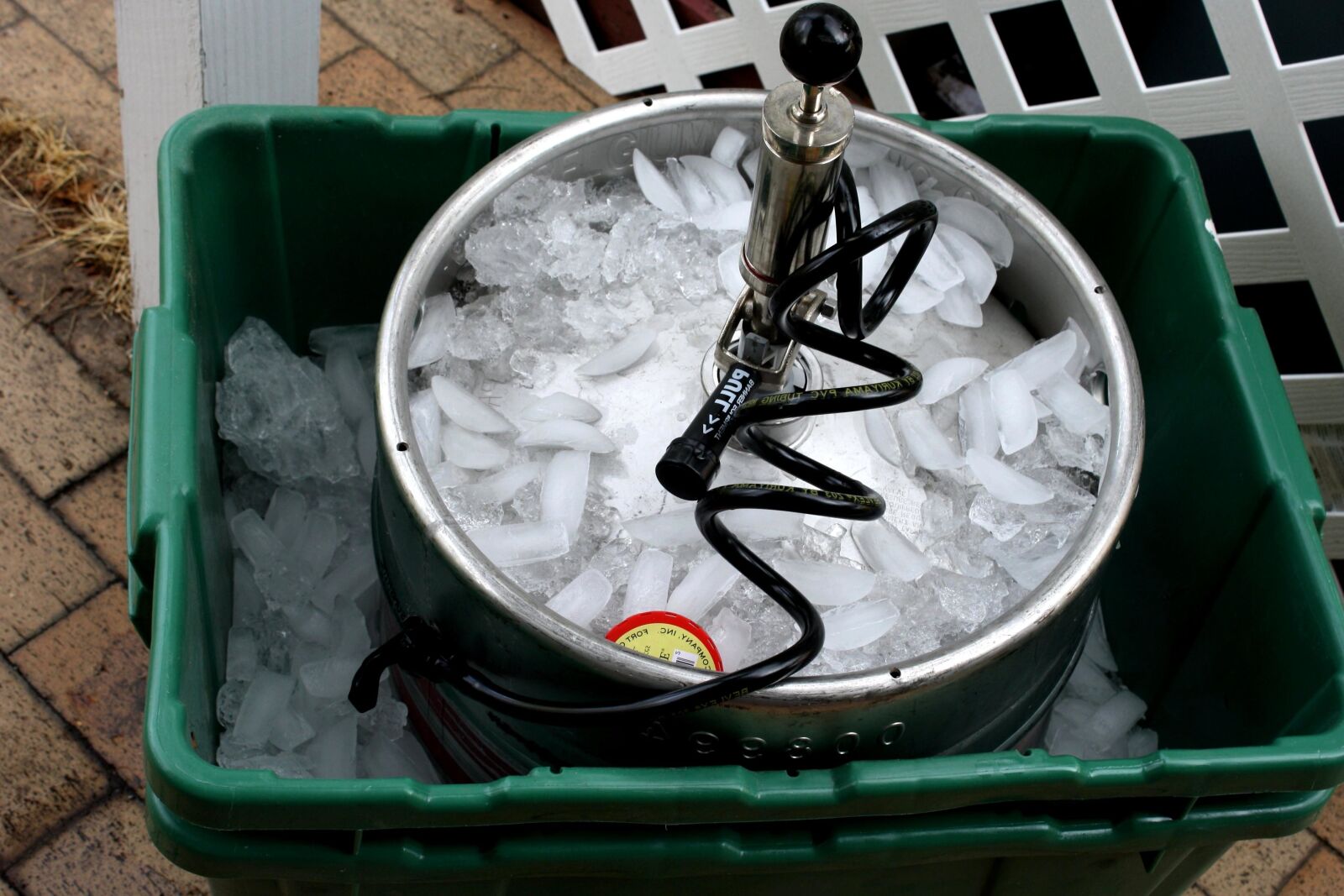 f/3.5-5.6 IS sample photo. Keg, cold, ice, ice photography