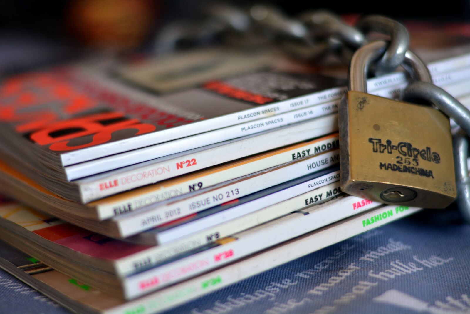 Nikon D5200 sample photo. Magazines, lock, chain photography