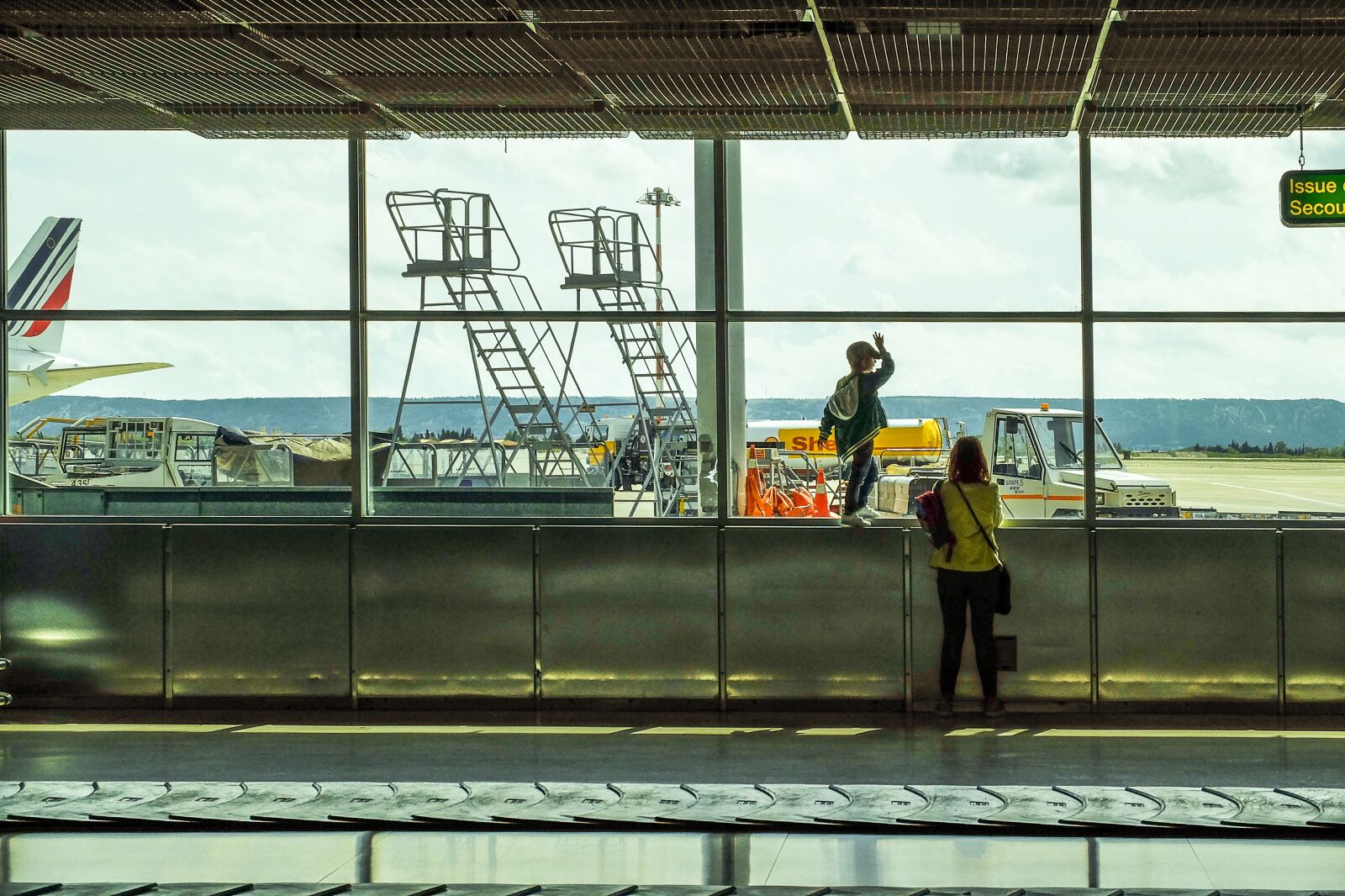 Fujifilm X30 sample photo. Airport, terminal, arrivals photography